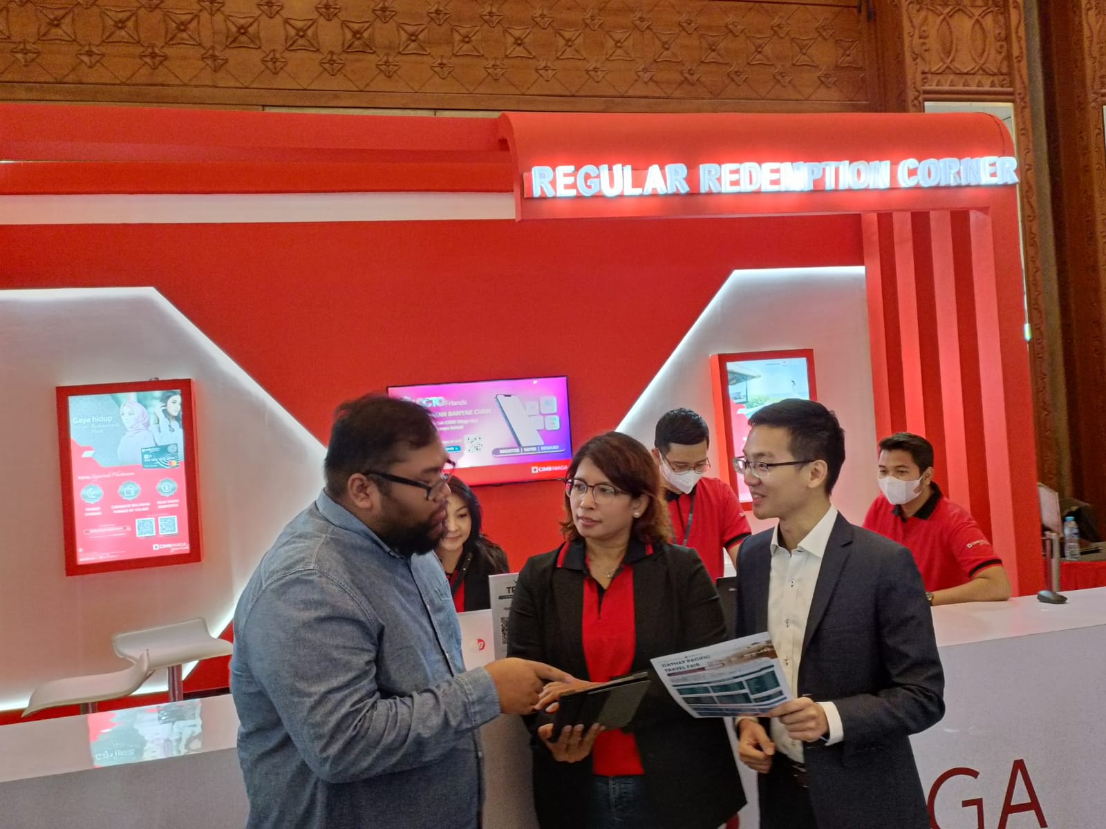 Head of Credit Card, Merchant & Personal Financing Business CIMB Niaga Trisna L. M. Siahaan (kedua kiri) bersama Country Manager Cathay Pacific Indonesia Matthew Choi (kanan) berbincang dengan nasabah usai bertransaksi di Cathay Pacific Travel Fair 2023 di JCC, Jakarta, Jumat (3/2/2023). dok. ist. CIMB Niaga dan Cathay Pacific Permudah Wujudkan Wisata ke Destinasi Impian Dunia