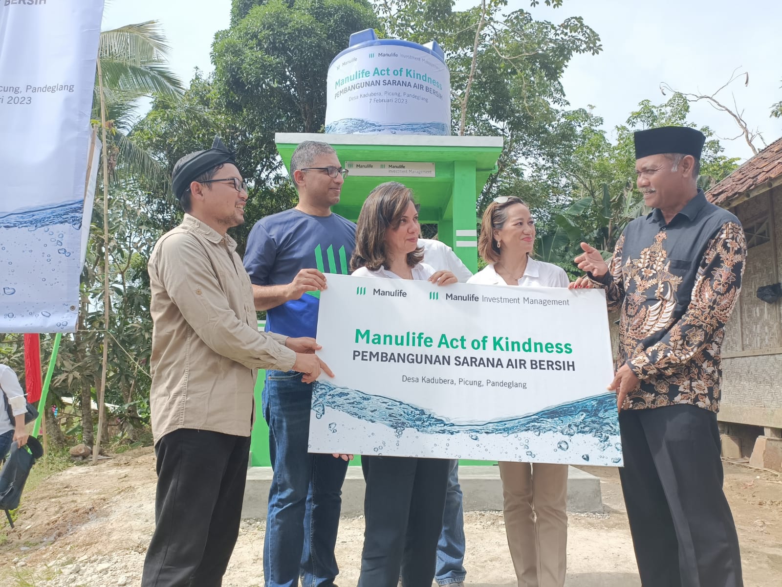 Manulife Indonesia bersama PT. Manulife Aset Manajemen Indonesia (MAMI) meresmikan fasilitas sarana air bersih di Desa Kadubera, Kecamatan Pucung, Kabupaten Pandeglang, Banten. Kegiatan ini merupakan bagian dari #ManulifeActofKindness yaitu program tahunan untuk memberikan sejumlah dana bagi semua karyawannya guna berbuat baik pada masyakarat. Peresmian ini dilakukan oleh ibu Afifa, CEO & Presiden Direktur MAMI, Aman Kapoor, Chief Marketing Officer Manulife Indonesia, aparatur Desa Kadubera serta disaksikan oleh ibu Amy Gochuico, Chief Bancassurance Officer Manulife Indonesia dan bapak Kandil Dermawan, Head of HR MAMI. dok. ist. Manulife Awali Tahun 2023 dengan Berbuat Baik, Bangun Sarana Air Bersih di Pandeglang