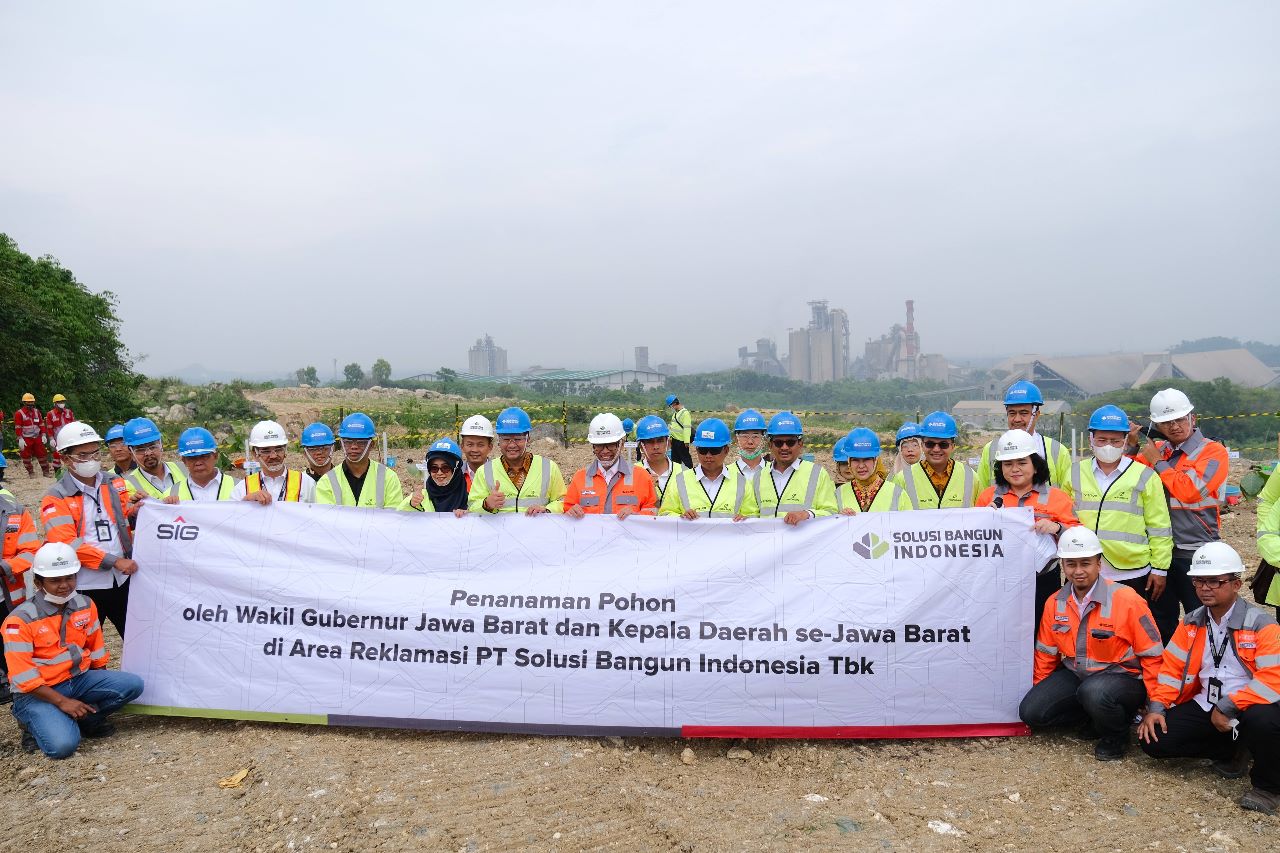 Kepala Daerah se-Jawa Barat melakukan penanaman pohon jati salomon di area reklamasi PT Solusi Bangun Indonesia Tbk (SBI) Pabrik Narogong Jawa Barat, Rabu (8/2/2023). dok. ist.). Kandidat Proper Emas, SBI Narogong Tujuan Studi Banding Praktik Pertambangan Berkelanjutan