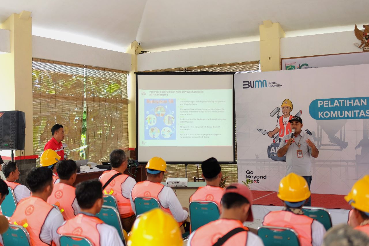 Tenaga konstruksi di kantor Kecamatan Tumpang, Kabupaten Malang, Jawa Timur, mengikuti pelatihan mengenai pemilihan material bahan bangunan berkualitas dan prosedur Keselamatan dan Kesehatan Kerja (K3), Selasa (7/2/2023). dok. ist. Semen Indonesia (SMGR) Upgrade Keterampilan Tukang untuk Jadi Ahli Konstruksi