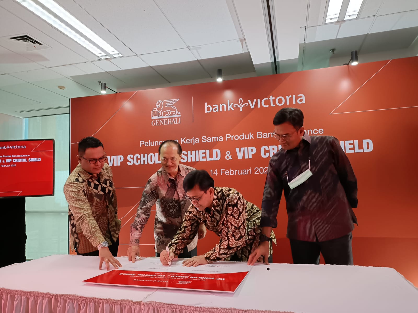 Chief Partnership Distribution Generali Indonesia,Tito Edwin Hasudungan Hutabarat (kiri), CEO Generali Indonesia Edy Tuhirman, bersama Direktur Utama Bank Victoria Achmad Friscantono dan SEVP of Change Management Office Muhammad Rakhmadhani saat acara peluncuran kerja sama dan produk bancassurance baru VIP Scholar Shield dan VIP Cristal Shield di Jakarta, Selasa (14/2/2023). dok. ist. Generali Indonesia Hadirkan Proteksi Jiwa, 110% Premi Kembali untuk Nasabah Bank Victoria