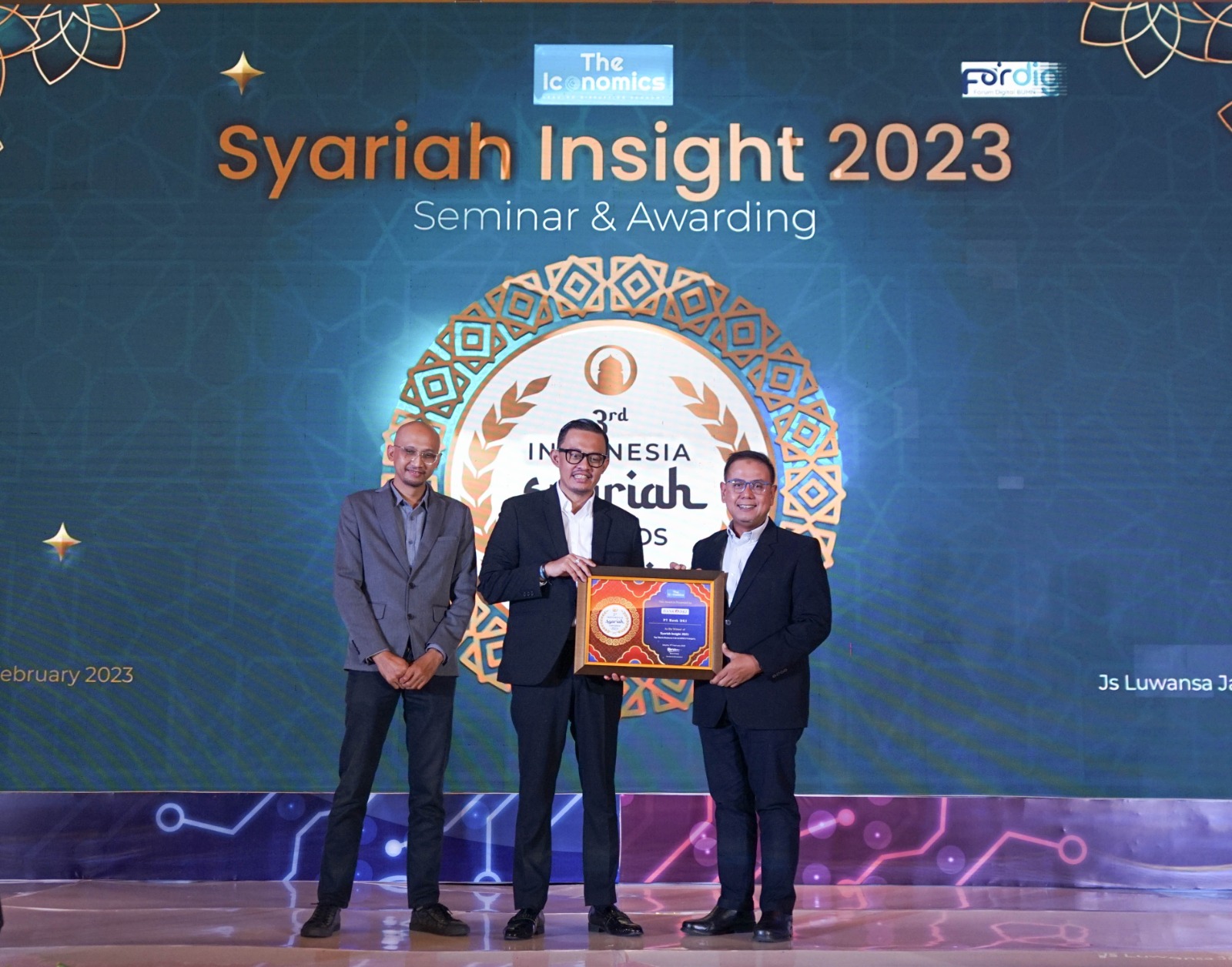 Bank DKI Syariah meraih penghargaan sebagai Top Sharia Business Unit in KBMI 2 Category yang diselenggarakan oleh The Iconomics. Direktur Keuangan & Strategi Bank DKI Romy Wijayanto (kanan) menerima penghargaan yang diberikan oleh CEO The Iconomics, Bram S. Putro (tengah) dan Pemimpin Redaksi The Iconomics, Arif Hatta (kiri) atas kinerja Bank DKI Syariah. dok. ist. Bank DKI Syariah Raih Top Sharia Business Unit 2023