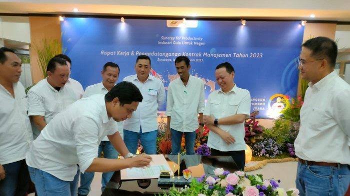 Manajemen PT Sinergi Gula Nusantara (SGN) menggelar rapat kerja dan penandatanganan kontrak dengan seluruh general manager pabrik gula SGN selama dua hari di Surabaya, Jawa Timur. dok. Surya.co.id. Menuju Swasembada, Sinergi Gula Nusantara Tandatangani Kontrak Manajemen