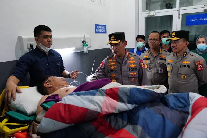 Kapolri Jenderal Listyo Sigit Prabowo menengok korban. dok. Detiknews. Proses Evakuasi Kapolda Jambi dkk Berhasil, Kapolri Apresiasi Tim Penyelamat