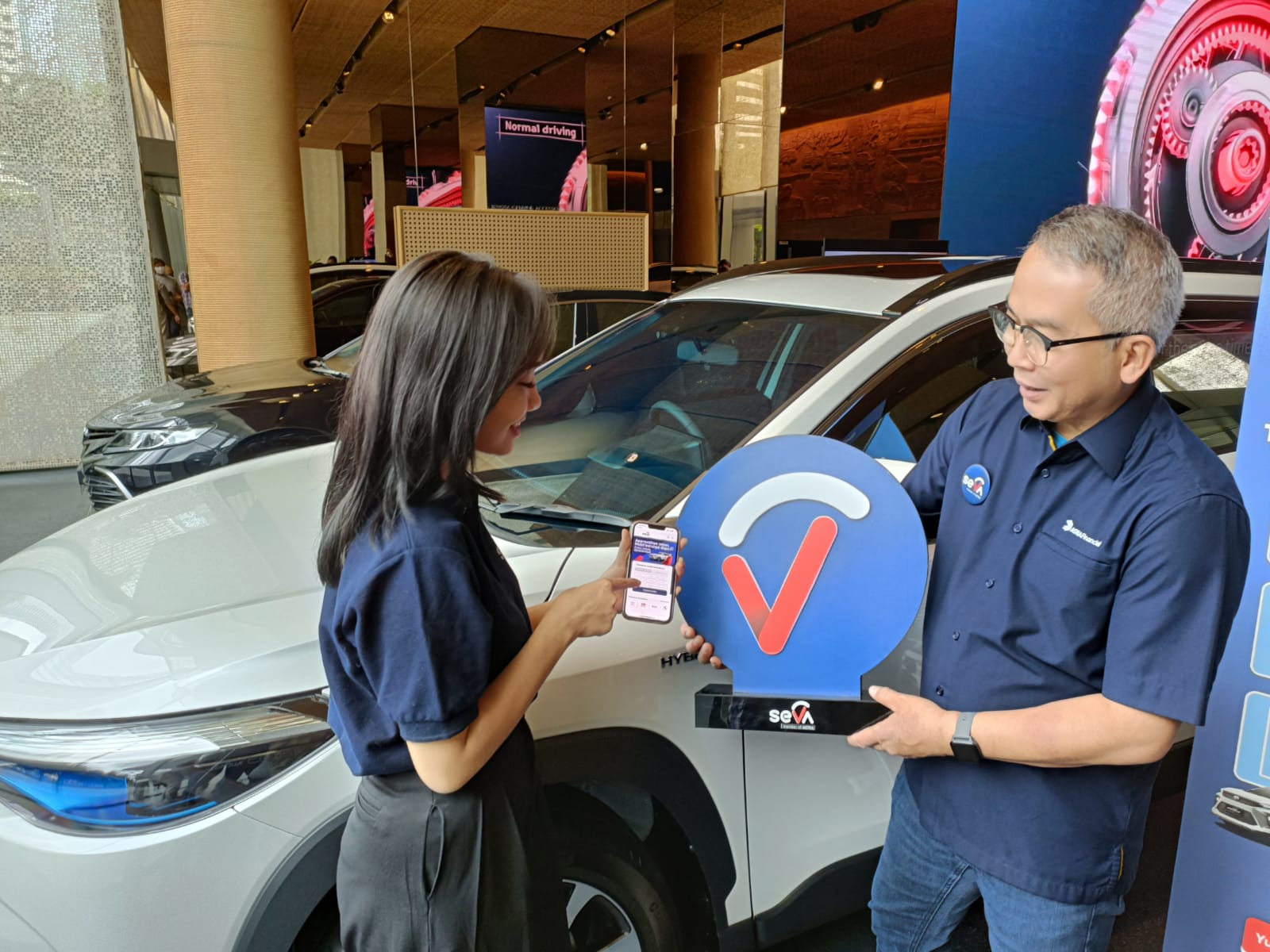 CEO SEVA Handoko Liem di depan unit mobil yang memperlihatkan promo aplikasi SEVA untuk tahun 2023. SEVA mengadakan promo Cuma di SEVA: Pembelian Mobil Baru Dapat Asuransi Comprehensive Hingga Rp10 Juta