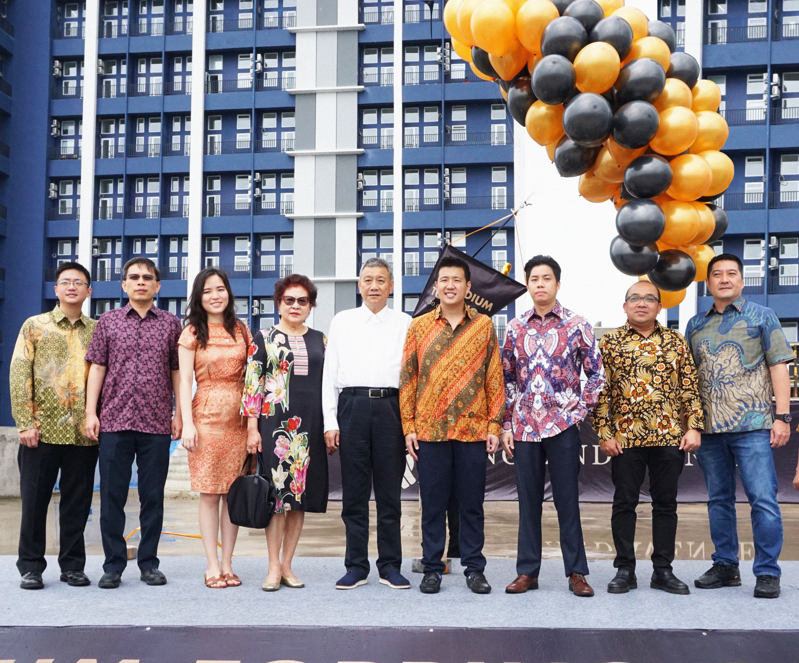Perwakilan Totalindo dan juga Hongkong Kingland selaku project owner menghadiri seremoni Topping Off Podium Facility Kingland Avenue, Rabu (22/2/2023). Lupakan Dulu PKPU, Totalindo (TOPS) Lakukan Topping Off Podium Facility Kingland Avenue