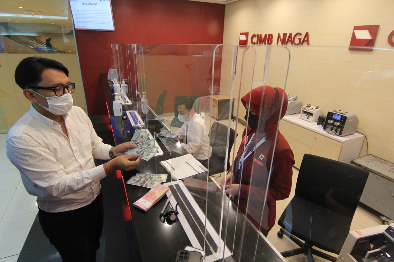 Nasabah bertransaksi di Kantor Cabang CIMB Niaga di Jakarta, Kamis (23/2/2023). dok. ist. CIMB Niaga Raih Kinerja Impresif pada 2022