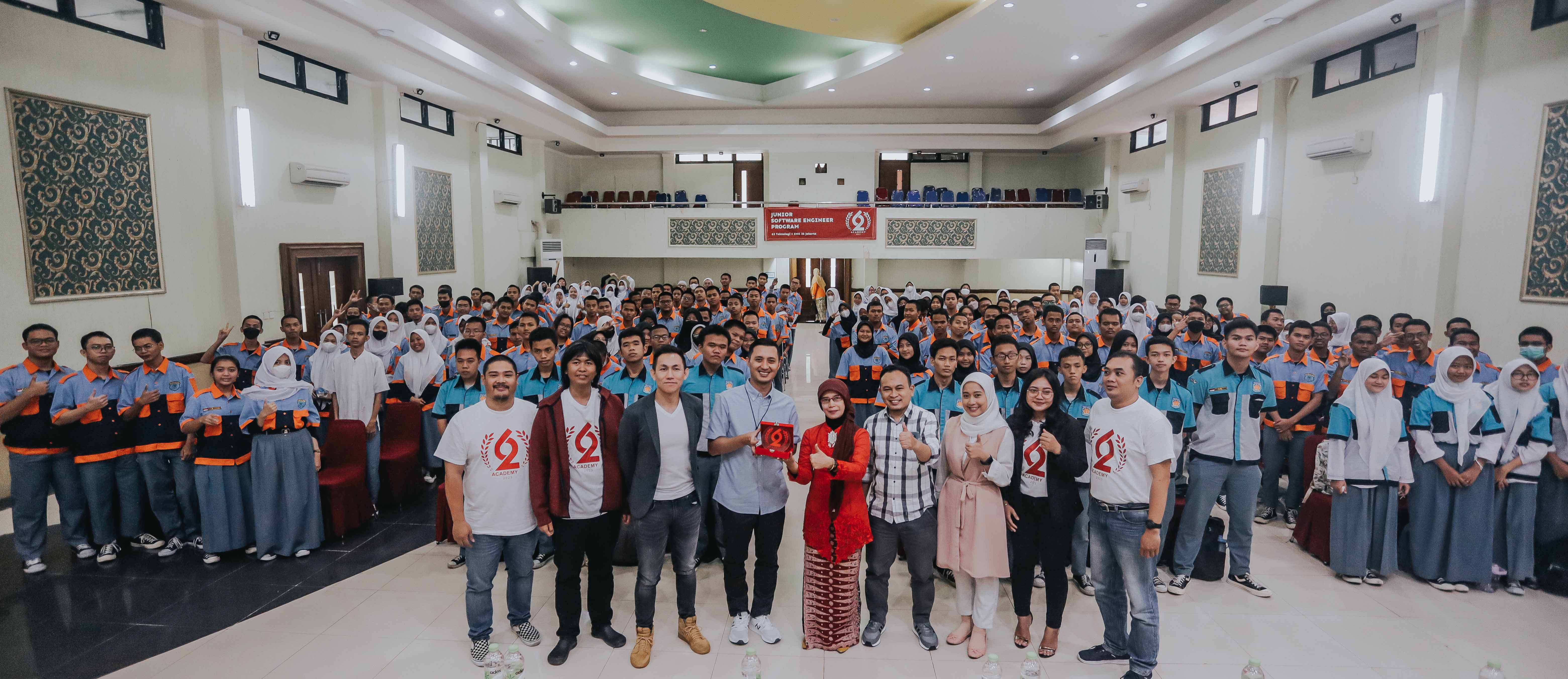 (Keempat dari kiri) CEO Enam Dua Teknologi Software House, Indra Fahlevy. Foto/istimewa Kebutuhan Pekerja IT Tinggi, Enam Dua Teknologi Software House Siap Cetak IT Profesional