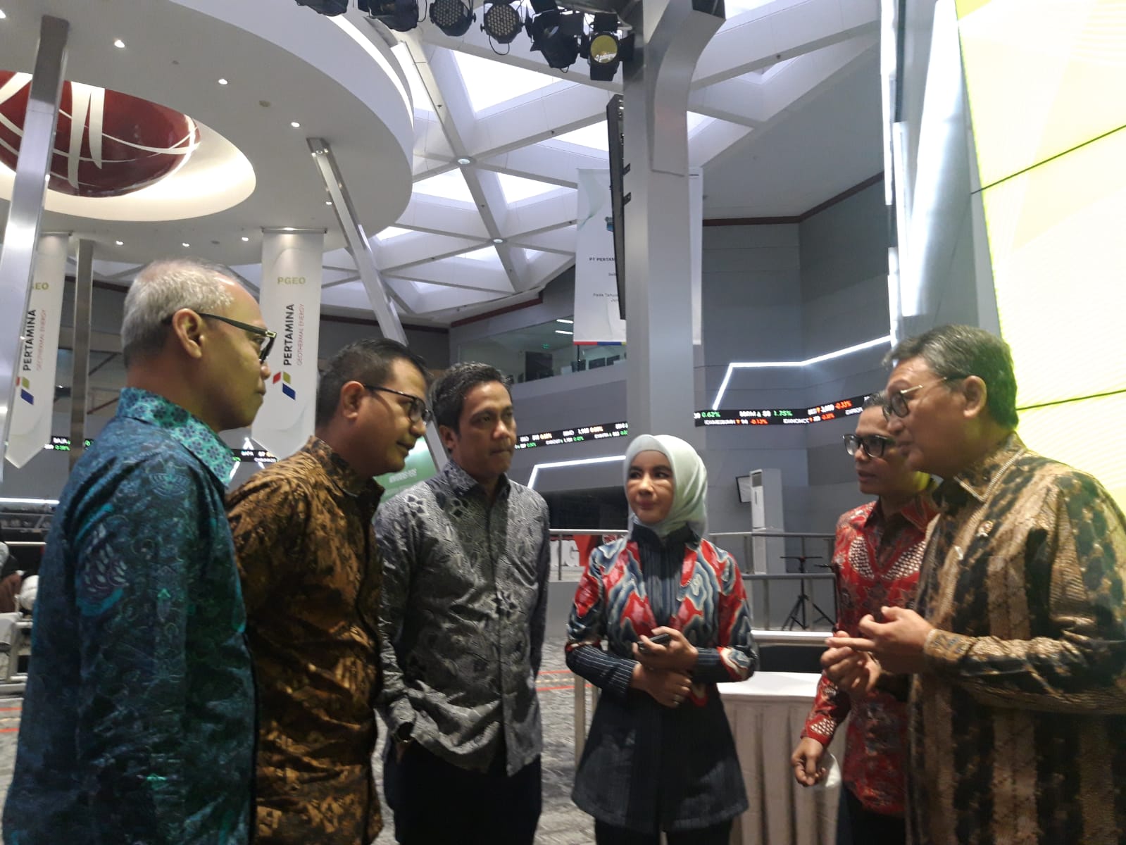 Kiri ke kanan: Direktur PGE - Ahmad Yuniarto, staf Ahli Bidang Industri Kemenrian BUMN - Rabin Indrajad Hattari, CEO Subholding Power and New Renewable Energy - Dannif Danusaputro, Direktur Utama PT Pertamina (Persero) - Ibu Nicke Widyawati, Wamen BUMN 1 - Pahala Nugraha Mansury, dan Menteri ESDM - Arifin Tasrif. dok. ist. Siap Ekspansi, PT Pertamina Geothermal Energy Tbk (PGEO) Mulai Tawarkan Saham Ke Investor