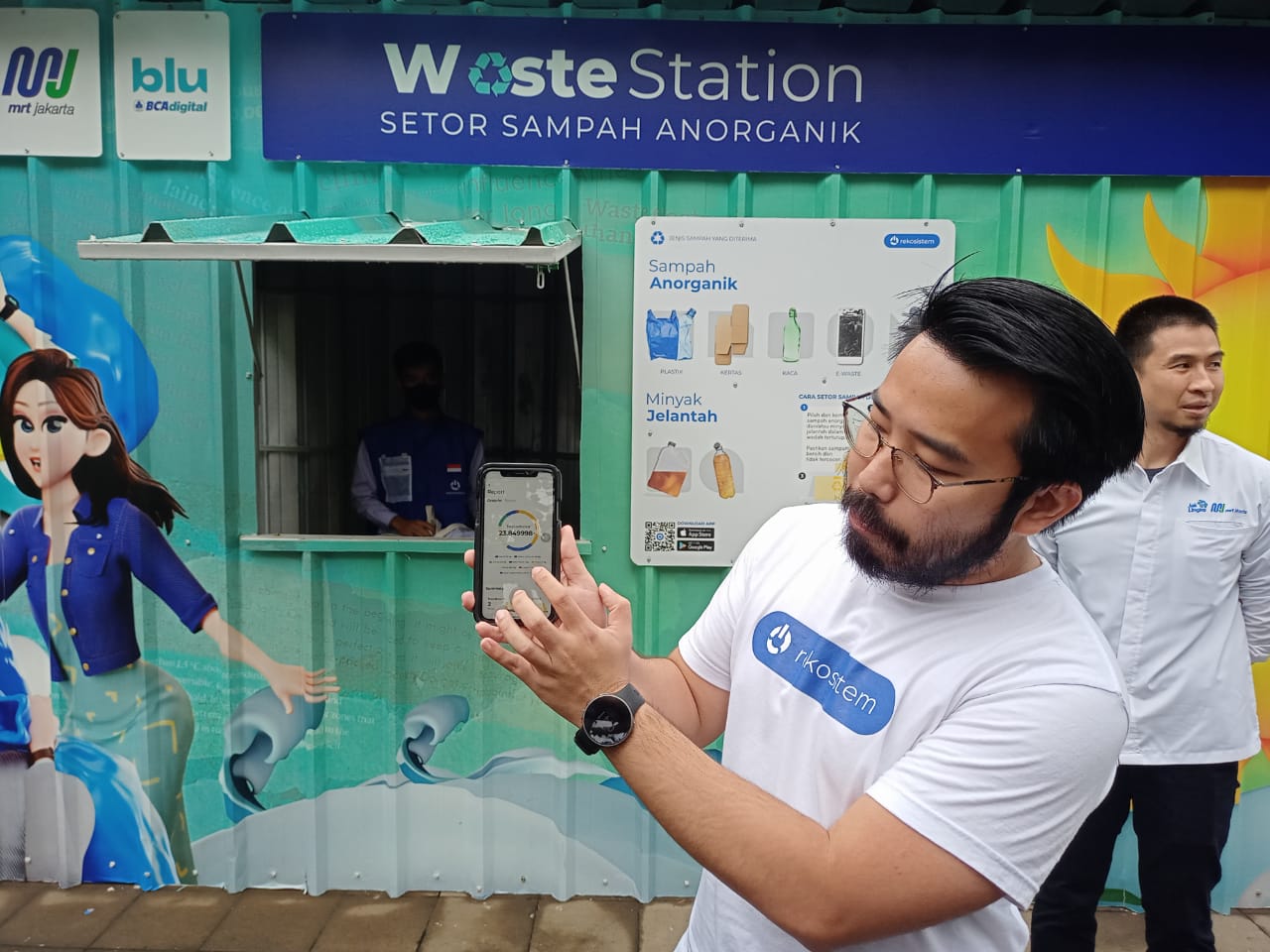 Dalam rangkaian program Corporate Sustainability Initiative (CSI) #bluBuatBaik yang menggagas kepedulian kepada lingkungan, BCA Digital meluncurkan Waste Station keduanya di area Taman Dukuh Atas. Hal ini sebagai salah satu gerakan mengajak masyarakat untuk dapat berpartisipasi dalam menyetor sampah anorganik secara langsung. Foto/Rizki EmitenNews.com blu by BCA, Rekosistem dan MRT Jakarta, Ajak Masyarakat Setor Sampah di Waste Station