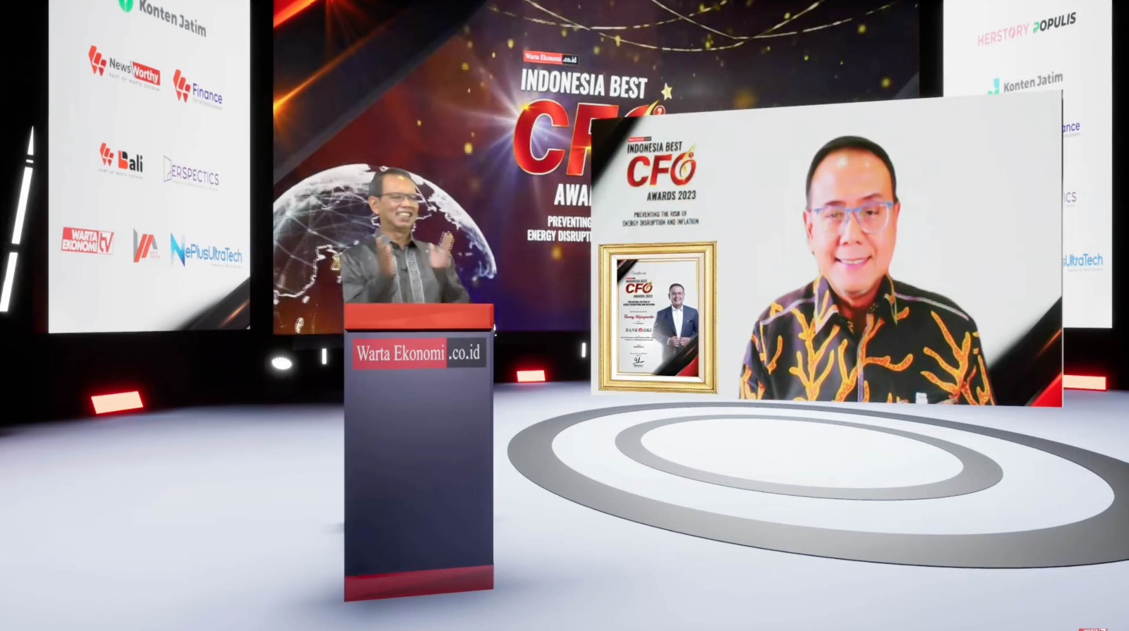 Direktur Keuangan & Strategi Bank DKI, Romy Wijayanto menerima penghargaan sebagai Best Performance Chief Financial Officer 2023 in Consistency of Realizing Profit Growth, (Category: Regional Bank). Penghargaan diberikan oleh CEO & Chief Editor Warta Ekonomi Group, Muhamad Ihsan, dalam gelaran Indonesia Best CFO Awards 2023 pada Selasa (28/2/2023). Kinerja Naik, Direktur Keuangan & Strategi Bank DKI Raih Best Performance CFO Award 2023