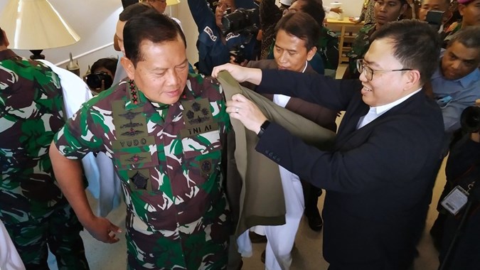 Panglima TNI Terima Baju Berbahan Benang Daur Ulang Produksi Trisula Textile (BELL)