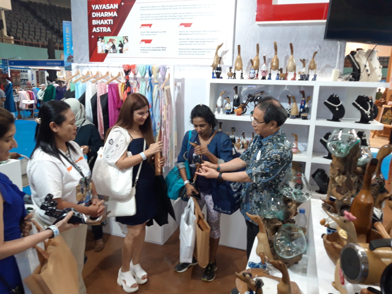 Ketua Pengurus Yayasan Dharma Bhakti Astra (YDBA), Sigit P. Kumala (kanan) bersama salah satu UMKM binaan YDBA berbincang dengan pengunjung di Pameran Inacraft 2023, yang berlangsung pada 1 – 5 Maret 2023 di Jakarta Convention Center (JCC). dok. ist. 43 Tahun Setia Membina UMKM, Astra Melalui YDBA Meriahkan Inacraft 2023 di JCC Jakarta