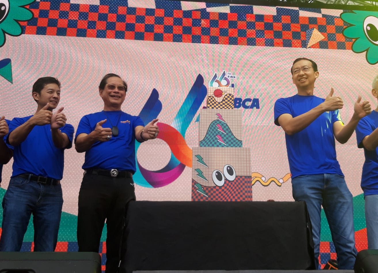 Presiden Direktur BCA Jahja Setiaatmadja (tengah), Wakil Presiden Direktur BCA Armand Hartono (kiri), Wakil Presiden Direktur BCA Hendra Lembong (kanan) beserta segenap direksi dan komisaris BCA menghadiri “Porseni BCA” sebagai puncak rangkaian peringatan HUT ke-66 BCA di Senayan Park, Jakarta (4/3/2023). dok. ist. Puncak Perayaan HUT ke-66 BCA, 40 Ribu Bibit Pohon Ditanam Melalui CSR Bakti BCA