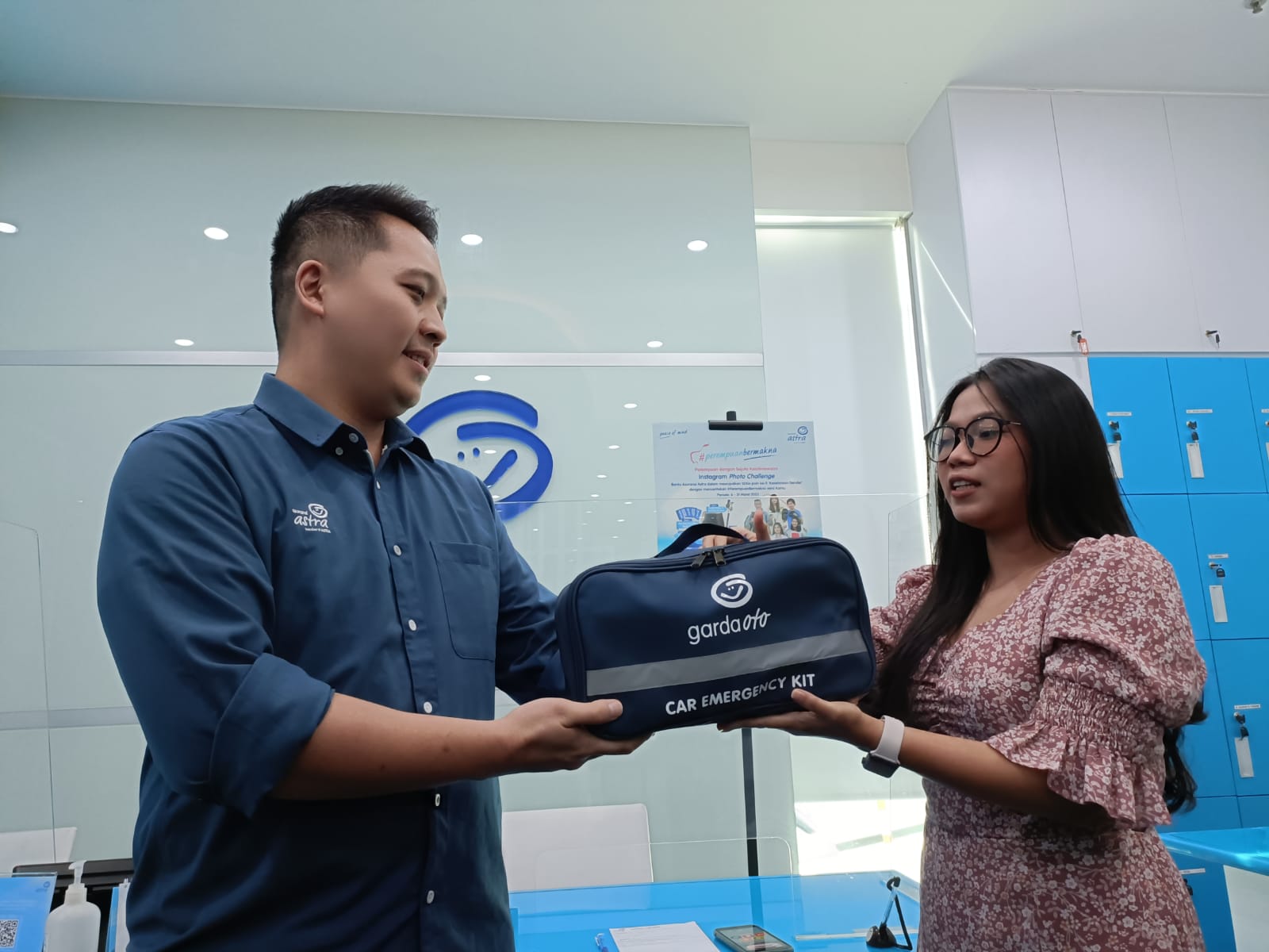 Daniel Febrian Hanindiya, Branch Manager Asuransi Astra memberikan safety kit kepada pelanggan yang berhasil melakukan renewal polis asuransi. Pemberian safety kit ini merupakan salah satu dukungan perusahaan guna memberikan rasa aman dan nyaman bagi para pelanggan Asuransi Astra saat berkendara. dok. ist. Sambut Hari Perempuan Sedunia 2023, Asuransi Astra Kampanyekan #PerempuanBermakna