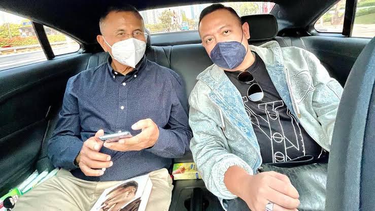Wahyu Kenzo (kanan) bersama mantan Menteri BUMN Dahlan Iskan. dok. Wahyu Kenzo. ist. Liputan6. Korban Crazy Rich Surabaya Wahyu Kenzo Capai 25 Ribu Orang, Ini Jumlah Kerugiannya