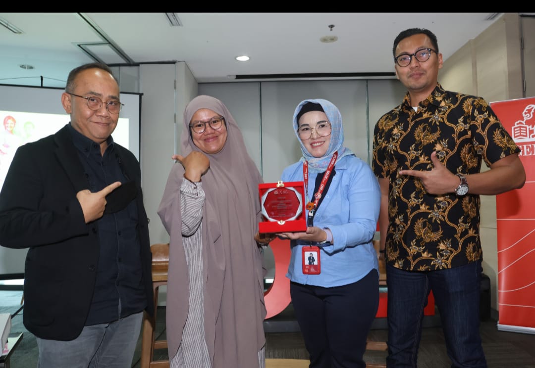 Director Legal & Sharia Business PT Asuransi Jiwa Generali Indonesia Arry B. Wibowo (kanan) didampingi Chief of Human Capital Rully Safari (kiri) , dan Chief Marketing Officer Vivin Arbianti Gautama (kedua kiri) berbincang dengan Pelatih Basket Perempuan Pertama di Indonesia Basketball League (IBL) Kartika Siti Aminah atau Coach Ika dalam acara talkshow dengan tema Embrace Equity di Jakarta, Rabu (15/3). dok. ist. Hari Perempuan Internasional, Generali Gaungkan Pemberdayaan Wanita di Dunia Kerja