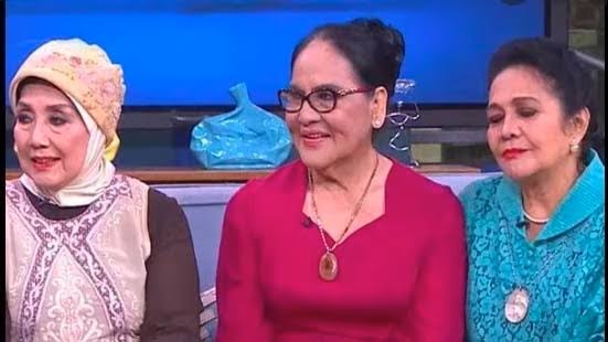 Nani Widjaya bersama Conny Sutedja (tengah) dan Rina Hassim (kanan). dok. Lentera Today. Didera Sakit, Artis Nani Widjaya Meninggal dalam Usia 78 Tahun