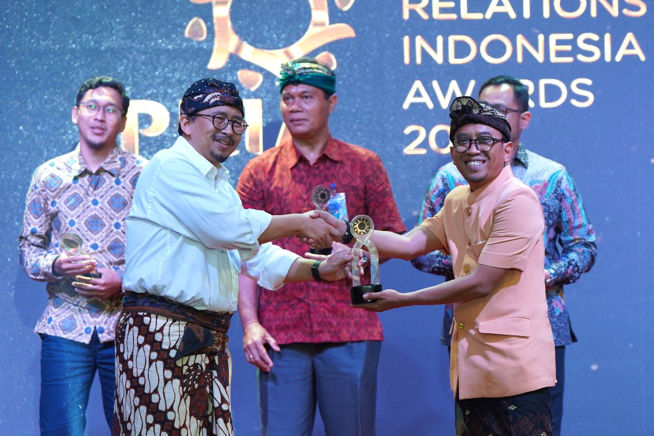 Joko Purnomo (kanan), Corporate Communication SIG, menerima trofi penghargaan Silver Winner kategori Kanal Digital, sub kategori Media Sosial, pada acara The 8th PR INDONESIA Awards 2023 yang digelar di Hotel Aston, Denpasar, Bali Aston Denpasar, Jumat (17/3/2023). dok. ist. SIG Raih Penghargaan BUMN Terpopuler pada Ajang PR Indonesia Awards 2023