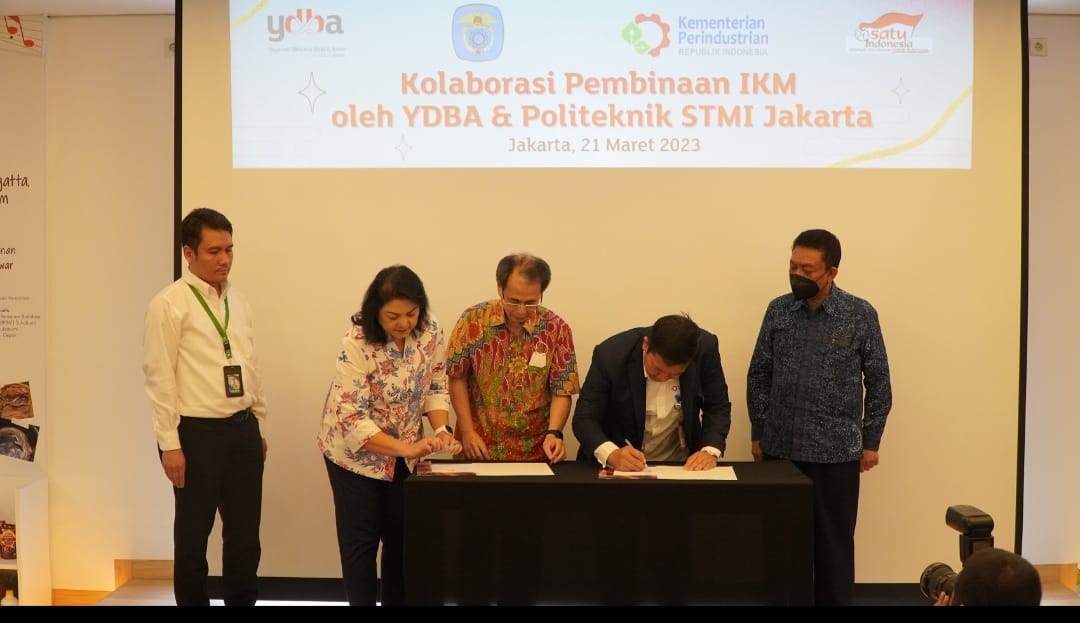Penandatanganan komitmen kolaborasi Pembinaan UMKM antara Astra melalui Yayasan Dharma Bhakti Astra (YDBA) dan Politeknik STMI Jakarta oleh Ketua Pengurus YDBA, Sigit P. Kumala (tengah); Sekretaris Pengurus YDBA, Ida R. M. Sigalingging (kedua kiri) dan Direktur Politeknik STMI Jakarta, Dr. Mustofa ST, MT, (kedua kanan) disaksikan oleh Kepala Badan Pengembangan Sumber Daya Manusia Industri (BPSDMI), Kementerian Perindustrian RI, Ir. Arus Gunawan (kanan) dan Koordinator IKM Alat Angkut Ditjen IKMA, Kementerian Perindustrian RI, Dr. Irvan Kuswardana, S.T.,M.M. (kiri) di Galeri YDBA, Jakarta, Selasa (21/3). dok. ist. Kolaborasi YDBA dan Politeknik STMI Jakarta dalam Mendukung Kemandirian UMKM