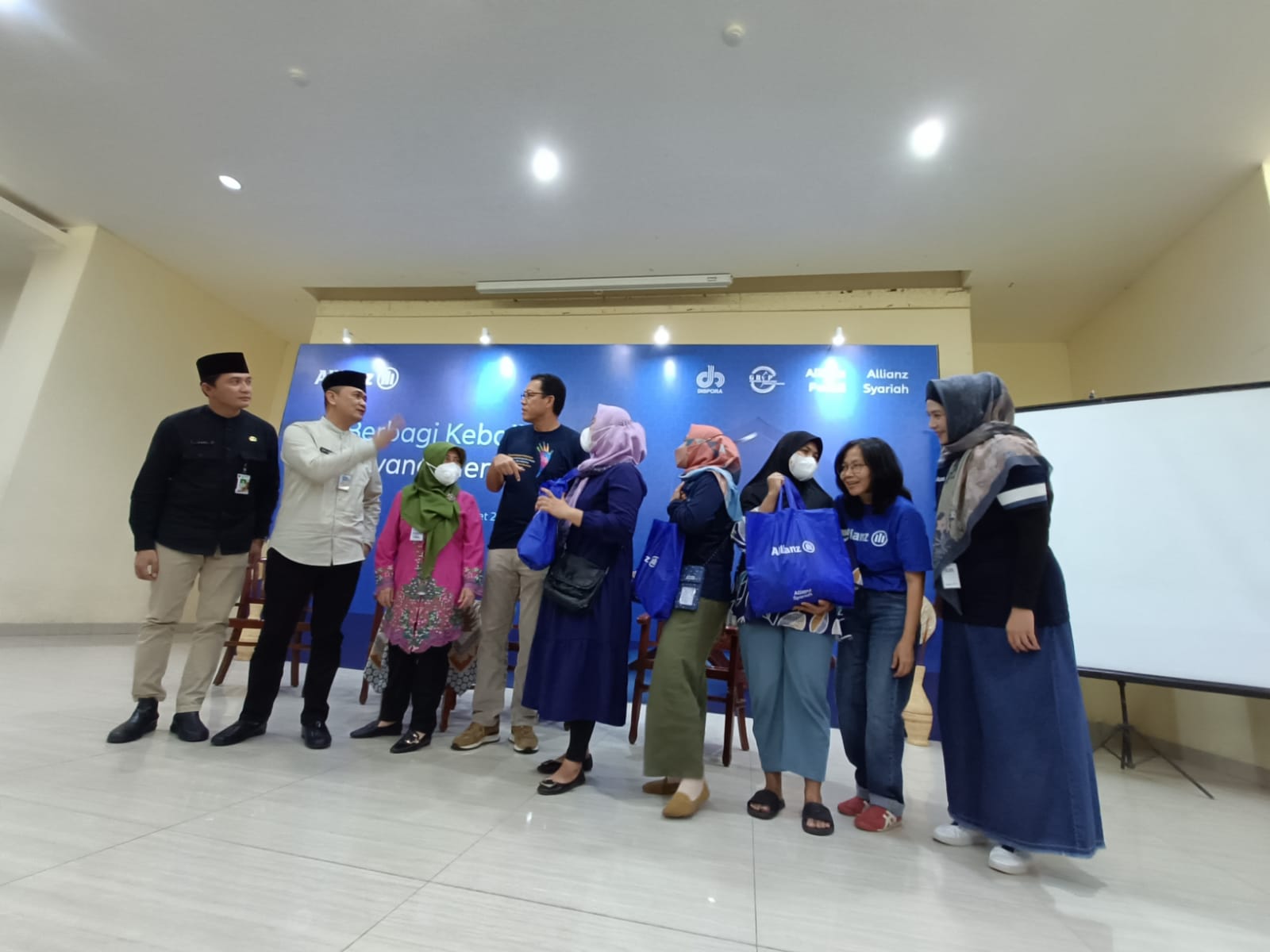 Kiri-Kanan: Hari Ananda, Lurah Karet Tengsin, Dicky Suherlan, Camat Tanah Abang, dr. Rosmiyati, Kepala Puskesmas Karet Tengsin, Achmad Kusna Permana, Managing Director Sharia Allianz Life Indonesia, Ibu-ibu Rumah Tangga perwakilan peserta program Allianz PELITA, Ni Made Daryanti, Ketua Yayasan Allianz Peduli,Mery Ariyenti, Head of Bancassurance & Partnership Sharia Allianz Life Indonesia. dok. ist. Allianz Syariah Sambut Ramadan 2023 dengan Berbagi Kebaikan yang Menguatkan