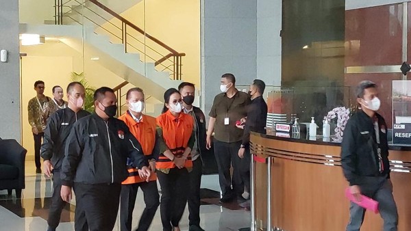 Jadi Tersangka Kasus Korupsi, KPK Tahan Bupati Kapuas dan Istri Anggota DPR Ary Egahni