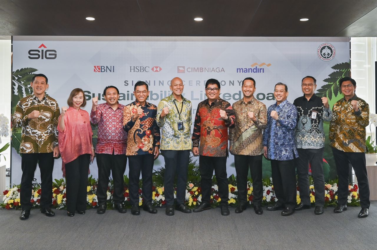 PT Semen Baturaja Tbk melakukan penandatanganan Perjanjian Kredit Sindikasi Sustainability Linked Loan (SLL) dengan empat perbankan sebagai kreditur, sebagai wujud komitmen terhadap keberlanjutan melalui implementasi prinsip ESG, di Jakarta, Selasa (28/3/2023). dok. ist. Semen Baturaja Raih Kredit Sindikasi Berkelanjutan Rp901,425 Miliar dari Empat Bank
