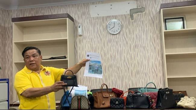 Sekda Riau SF. Hariyanto tunjukkan koleksi tas dan sepatu anak dan istrinya yang diklaim hanya KW bukan asli. dok. Kompas TV. Gaya Hidup Mewah Keluarga Viral, Mendagri Perintahkan Tim Irjen Periksa Sekda Riau