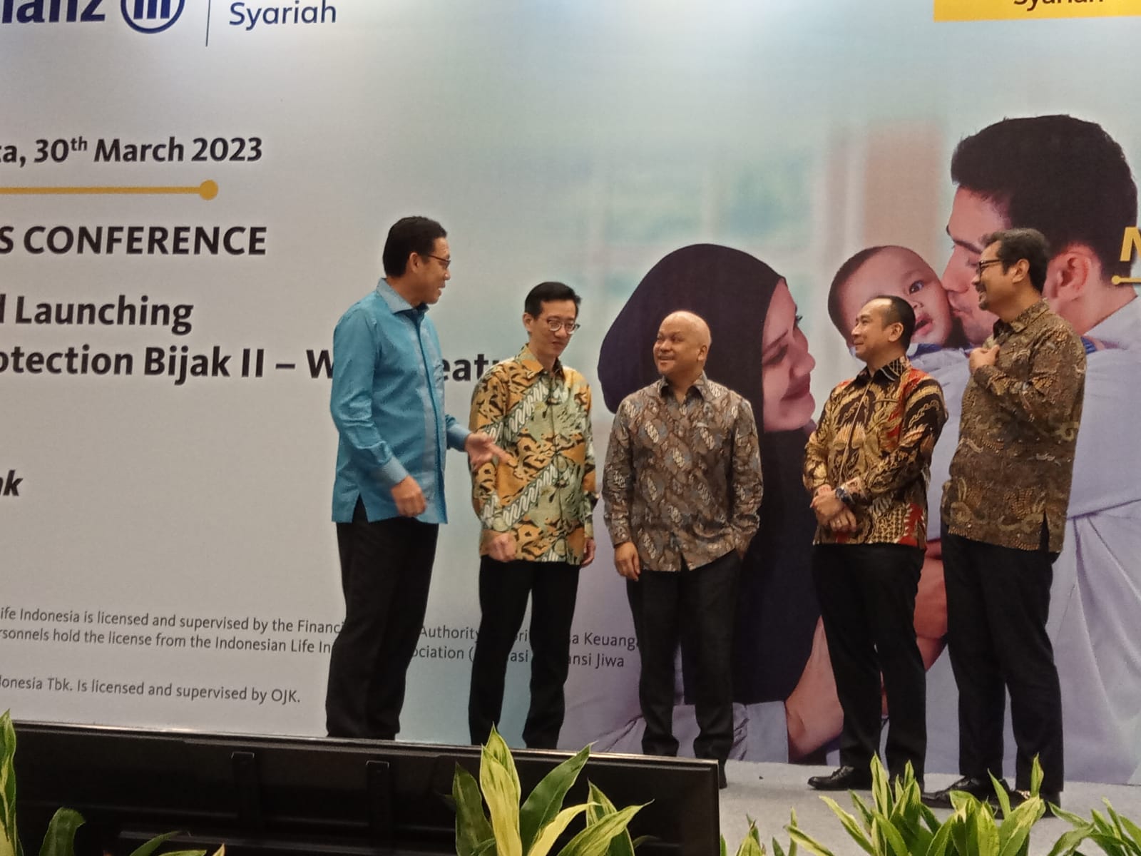 (Ki-ka) Managing Director Sharia Allianz Life Indonesia, Achmad Kusna Permana, Business Director Allianz Life Indonesia, Bianto Surodjo, Chair of the Board of Trustees The Habibie Center, Ilham Akbar Habibie, Direktur Community Financial Services (CFS) Maybank Indonesia, Steffano Ridwan, Head of Shariah Banking Maybank Indonesia, Romy Buchari. dok. ist. Allianz Indonesia & Maybank Indonesia Perkenalkan Fitur Wakaf pada Asuransi Jiwa