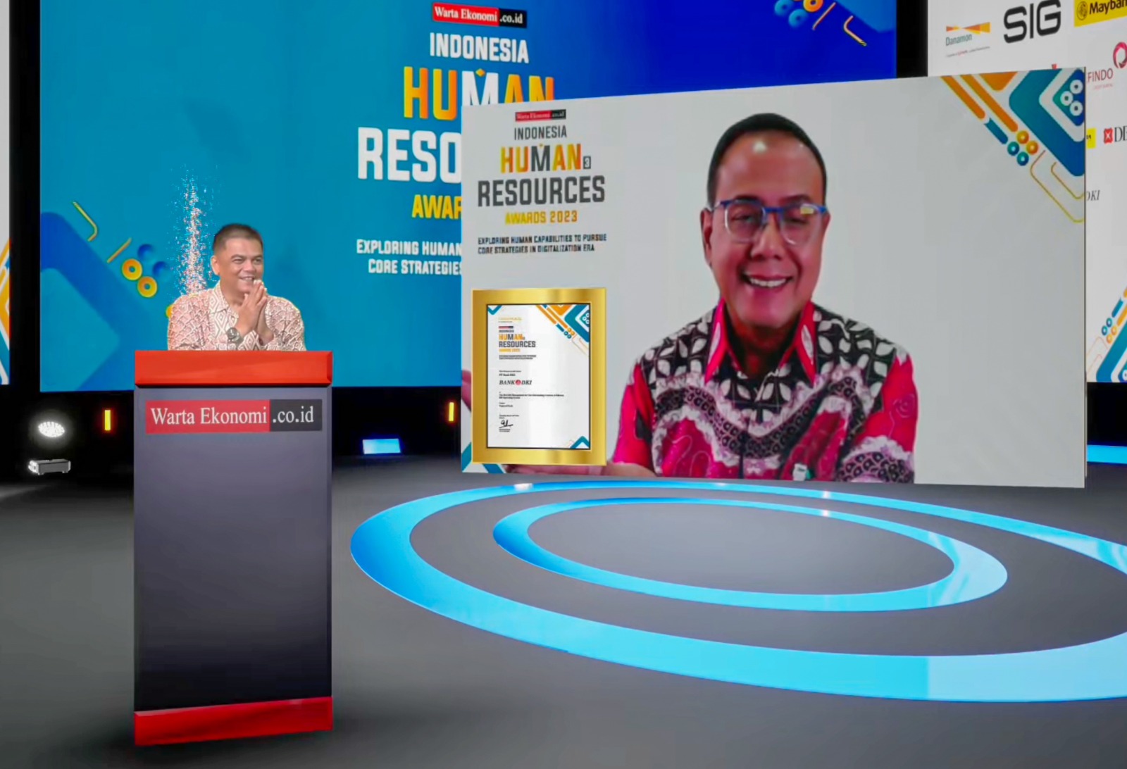 Direktur Keuangan & Strategi Bank DKI, Romy Wijayanto menerima penghargaan dari Media Warta Ekonomi, yang diberikan oleh Direktur Bisnis Warta Ekonomi, Edy Nurmansyah sebagai The Best HR Management for The Outstanding Creation of Efficient HR Operating System, (Category: Regional Bank) pada gelaran Indonesia Human Resources Awards 2023 secara daring pada Kamis (30/3/2023). dok. ist. Sukses Transformasi Pengelolaan SDM, Bank DKI Raih Indonesia Human Resources Awards 2023