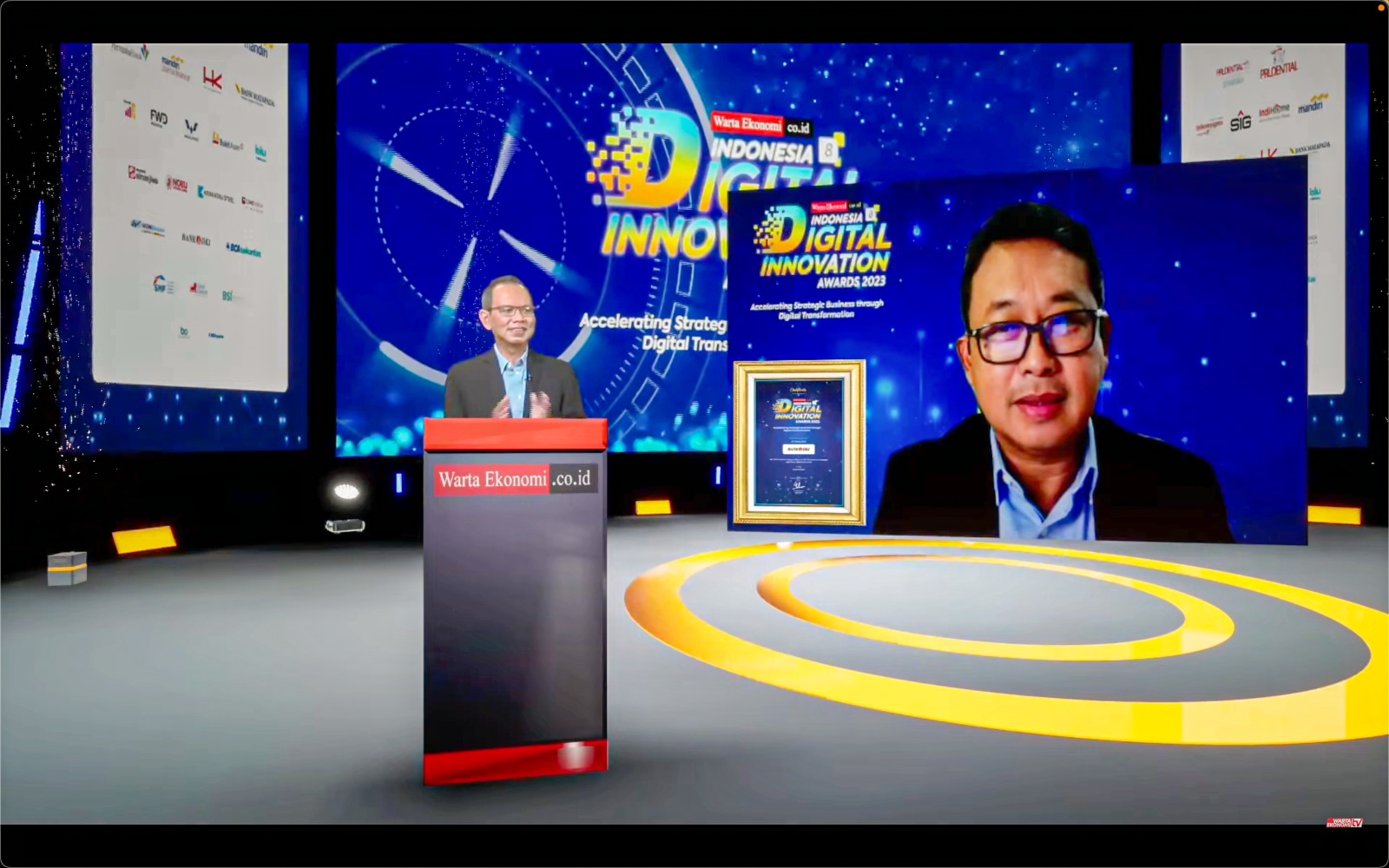 Direktur Teknologi & Operasional Bank DKI, Amirul Wicaksono menerima penghargaan dari Media Warta Ekonomi, yang diberikan oleh CEO & Chief Editor Warta Ekonomi Group, Muhamad Ihsan sebagai The Most Innovative Regional Bank for The Provision of Community Apps-Based Digital Ecosystem, Kategori Regional Bank, pada gelaran Indonesia Digital Innovation Awards secara daring pada Kamis (30/3/2023). dok. ist. Go Digital! Bank DKI Raih Penghargaan Indonesia Digital Innovation Awards 2023