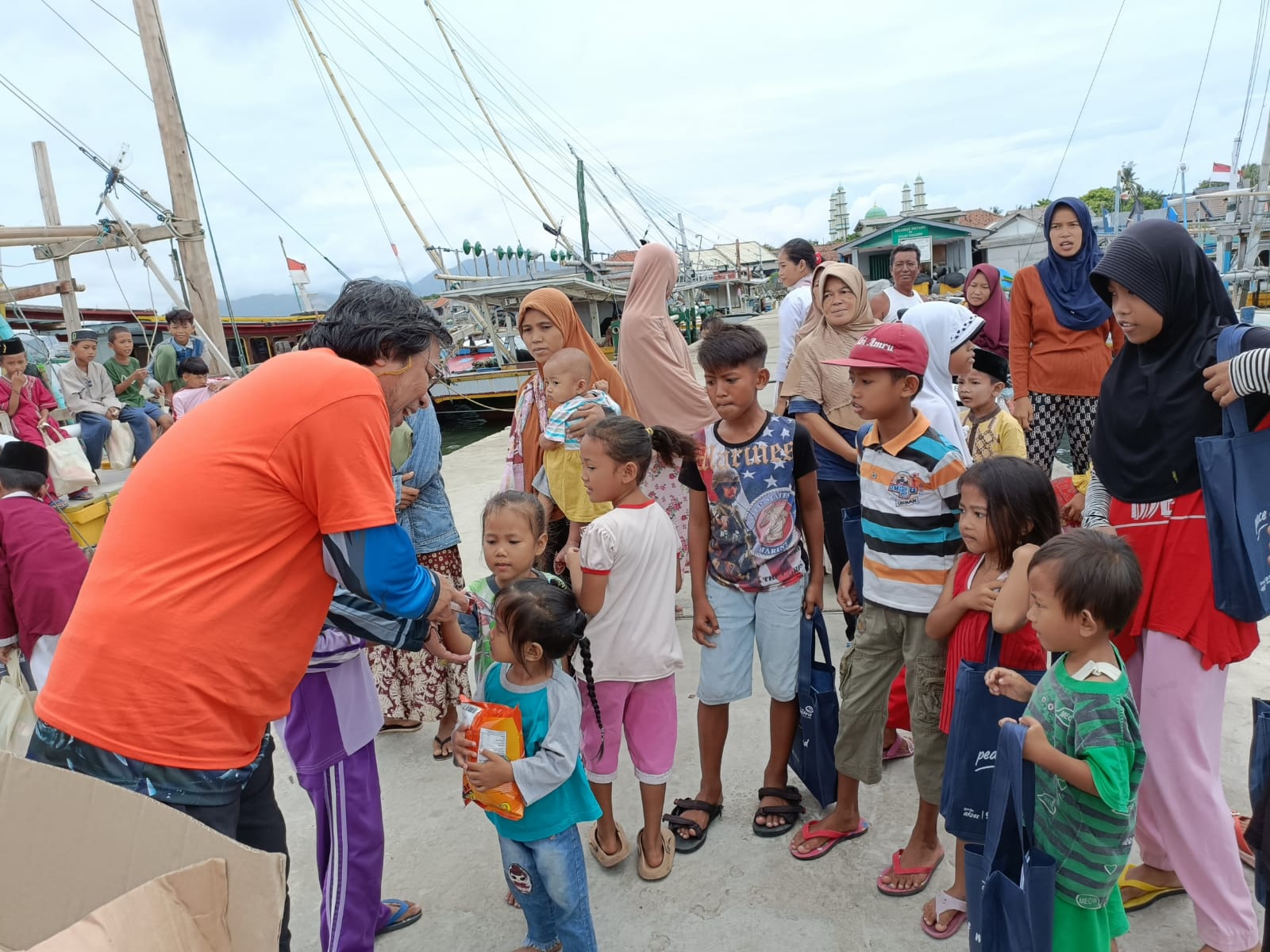Para Jurnalis Bagikan Sembako hingga Perlengkapan Sekolah dalam Sahur on The Boat 2023. dok. ist. Sahur on The Boat 2023, Para Jurnalis Bagikan Sembako hingga Perlengkapan Sekolah