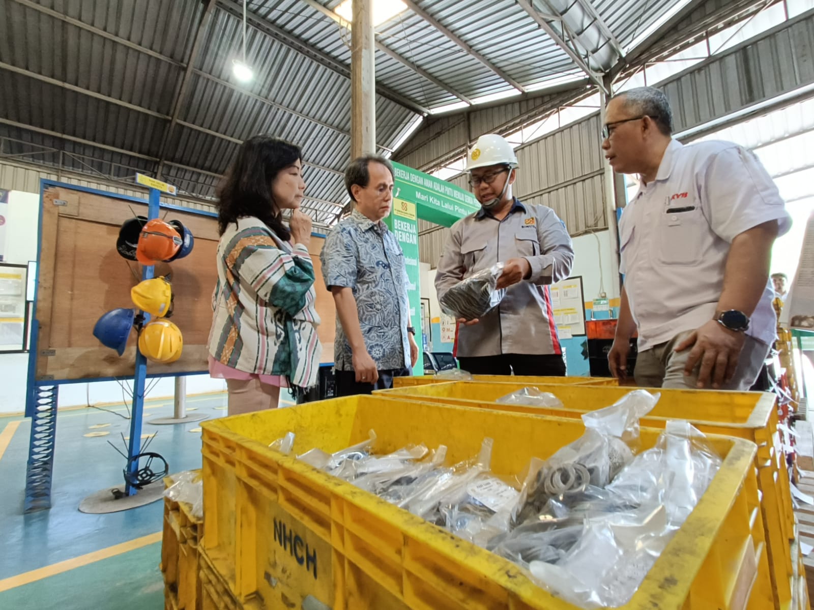 Dalam program #AsikBersamaUMKM yang diselenggarakan pada Rabu, 5 April 2023 ini, Astra melalui YDBA menghadirkan PT Kayaba Indonesia (Kayaba), PT Patria Maritim Perkasa (Patria) dan PT Nandya Karya Perkasa (NKP) untuk mengunjungi 5 UMKM binaan YDBA di Tegal, Jawa Tengah. dok. ist. Jalin Kolaborasi, Astra melalui YDBA Hadirkan 3 Perusahaan ke UMKM di Tegal, Jawa Tengah