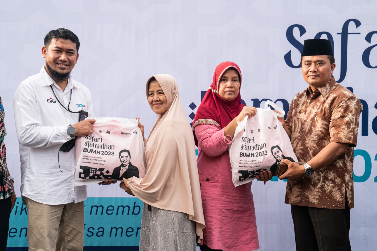 Partnership Program & Comdev Senior Officer SIG, Amin Budi Hartanto (kiri) dan Camat Pamulang, Mukroni (kanan) menyerahkan sembako murah kepada warga pada kegiatan Safari Ramadan BUMN 2023 di halaman Kantor Kecamatan Pamulang, Tangerang Selatan, Banten, Kamis (6/4/2023). dok. ist. Safari Ramadan BUMN 2023 di Tangerang Selatan, 1.000 Paket Sembako Murah SIG Tersalurkan