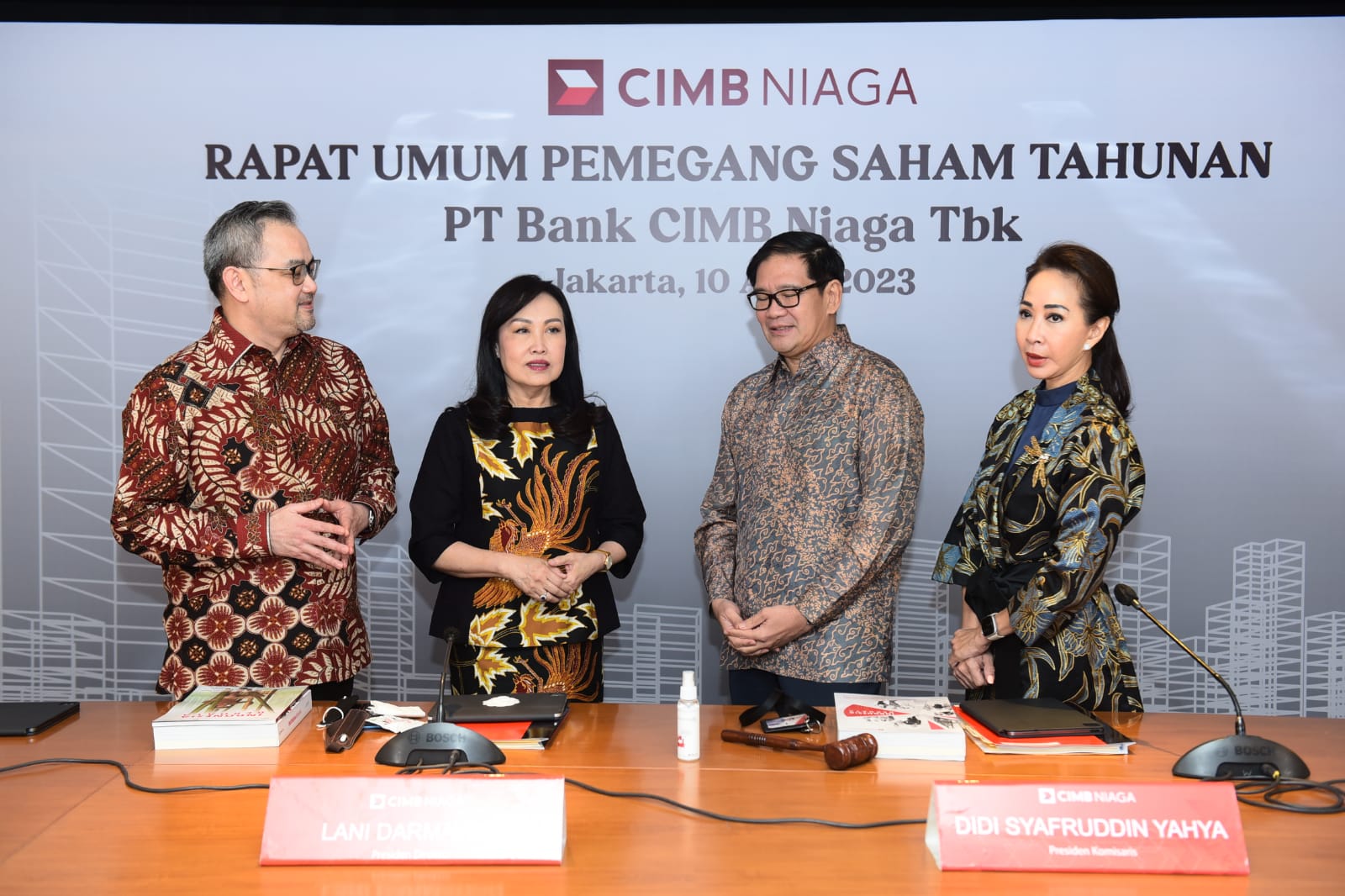 Presiden Komisaris CIMB Niaga Didi Syafruddin Yahya (kedua kanan) bersama Presiden Direktur CIMB Niaga Lani Darmawan (kedua kiri), Direktur Compliance, Corporate Affairs and Legal CIMB Niaga Fransiska Oei (kanan), Direktur Strategy, Finance and SPAPM CIMB Niaga Lee Kai Kwong (kiri) pada Rapat Umum Pemegang Saham Tahunan (RUPST) CIMB Niaga di Jakarta, Senin (10/4/2023). dok. ist. RUPST CIMB Niaga Setujui Laporan Tahunan dan Konsolidasian Tahun Buku 2022