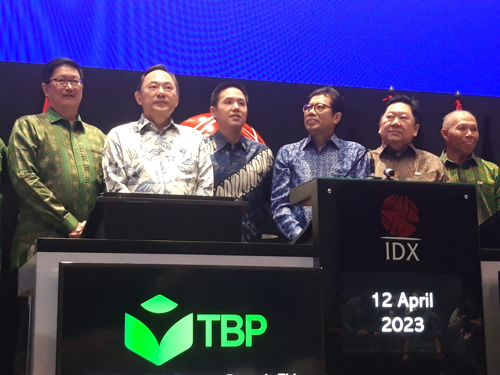 Kiri ke kanan: Direktur Utama PT Trimegah Bangun Persada Tbk Roy A. Arfandy Lim Gunawan Hariyanto, Shareholder Representatives Direktur Penilaian Perusahaan Bursa Efek Indonesia, I Gede Nyoman Yetna Lim Gunardi Hariyanto, Shareholder Representatives Direktur Operasional PT Trimegah Bangun Persada Tbk Younsel Evand Roos. dok. ist. Trimegah Bangun Persada (NCKL) Pure-Nickel Play Terbesar Indonesia Catatkan Saham di BEI