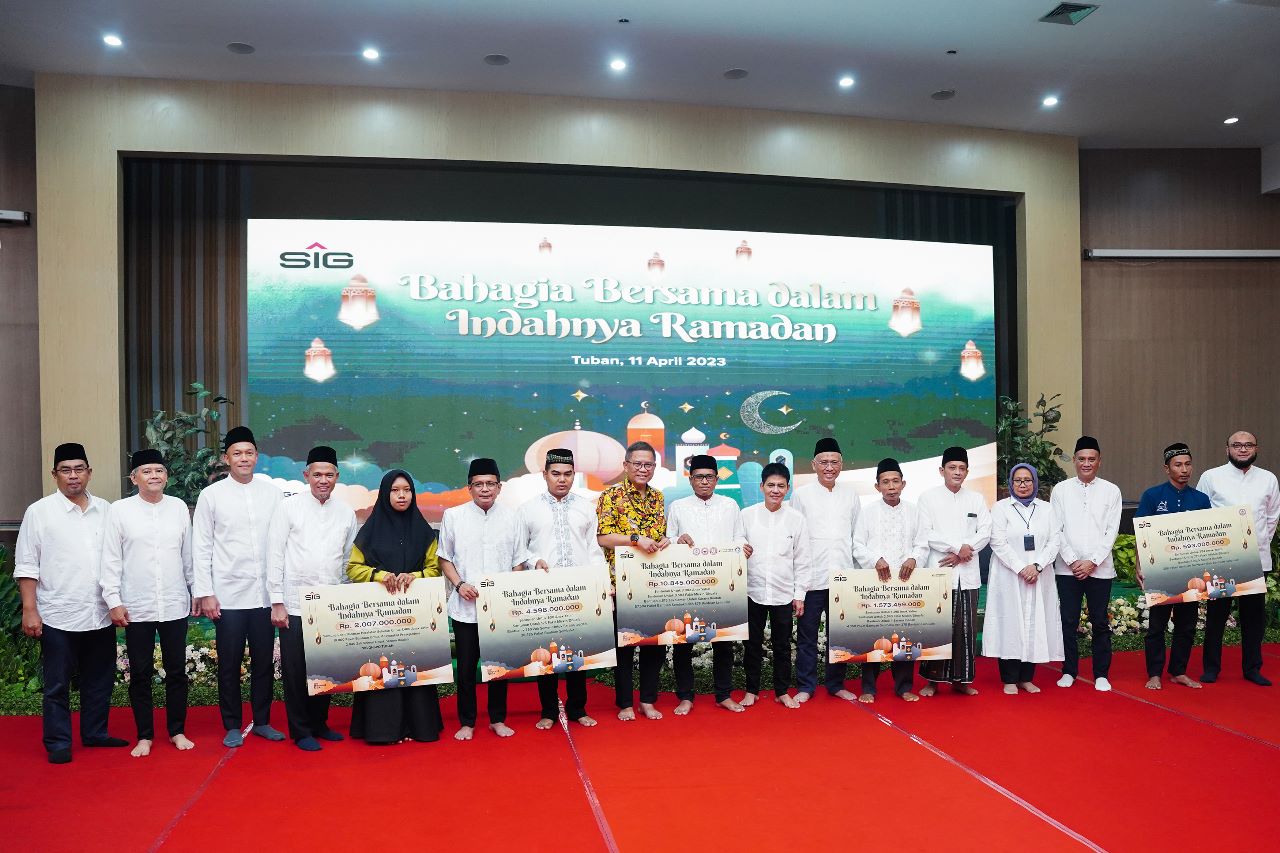 PT Semen Indonesia Tbk (SMGR), atau SIG menyalurkan bantuan Rp10,84 miliar berupa sembako sebanyak 57.584 paket, santunan bagi 3.982 anak yatim dan duafa sebanyak 2.540 orang, bantuan beasiswa kepada 876 anak, bantuan sarana ibadah, Rangkaian Safari Ramadan 1444 Hijriah. dok. ist. SIG Salurkan Bantuan Rp10,84 Miliar dalam Rangkaian Safari Ramadan 2023