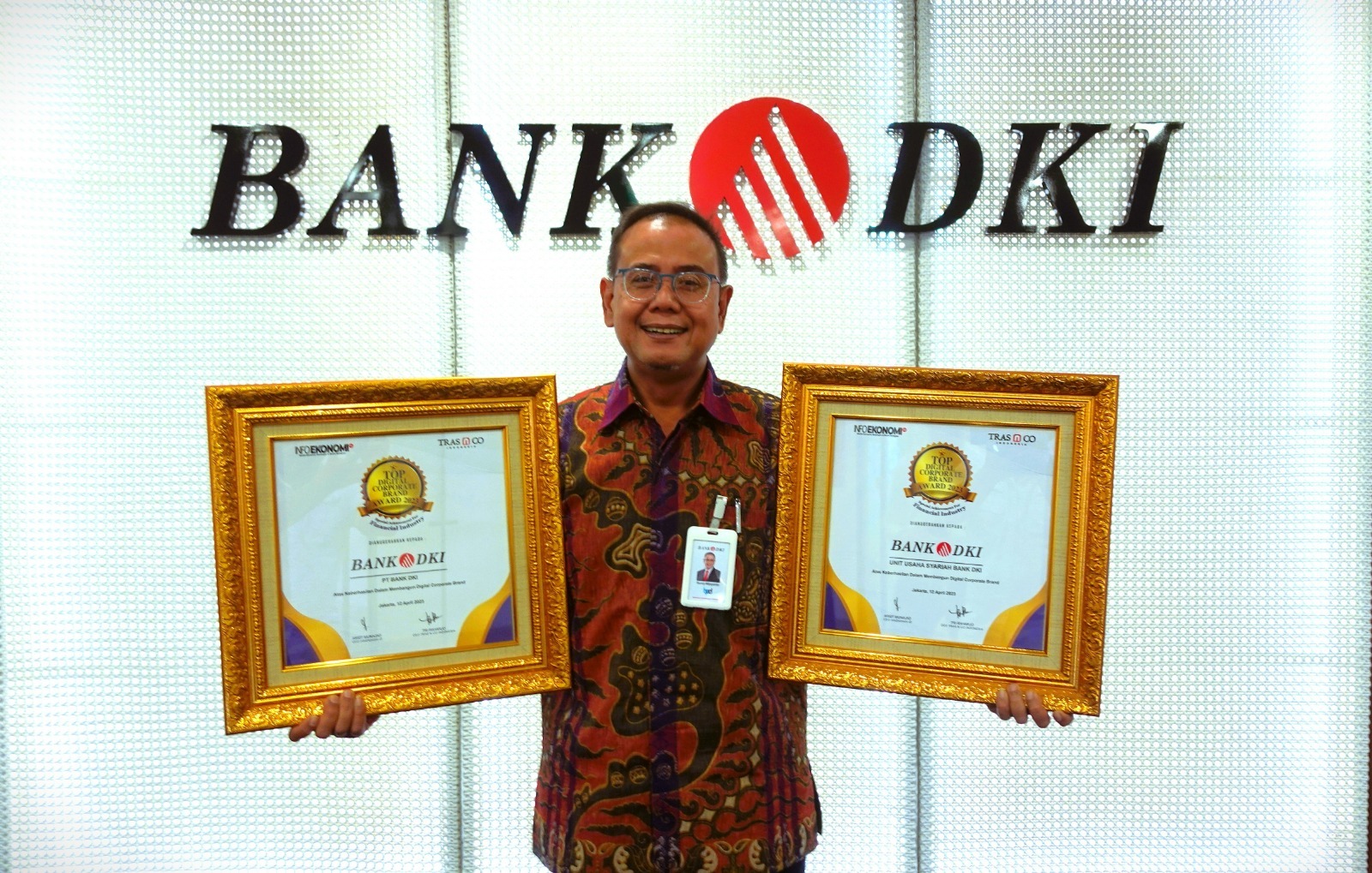 Direktur Keuangan & Strategi Bank DKI, Romy Wijayanto menerima penghargaan bagi Bank DKI dari Infoekonomi.id dan TRAS N Co Indonesia sebagai TOP Digital Corporate Brand Award 2023. dok. ist. Bank DKI Raih TOP Digital Corporate Brand Award 2023 Kategori Konvensional dan Syariah