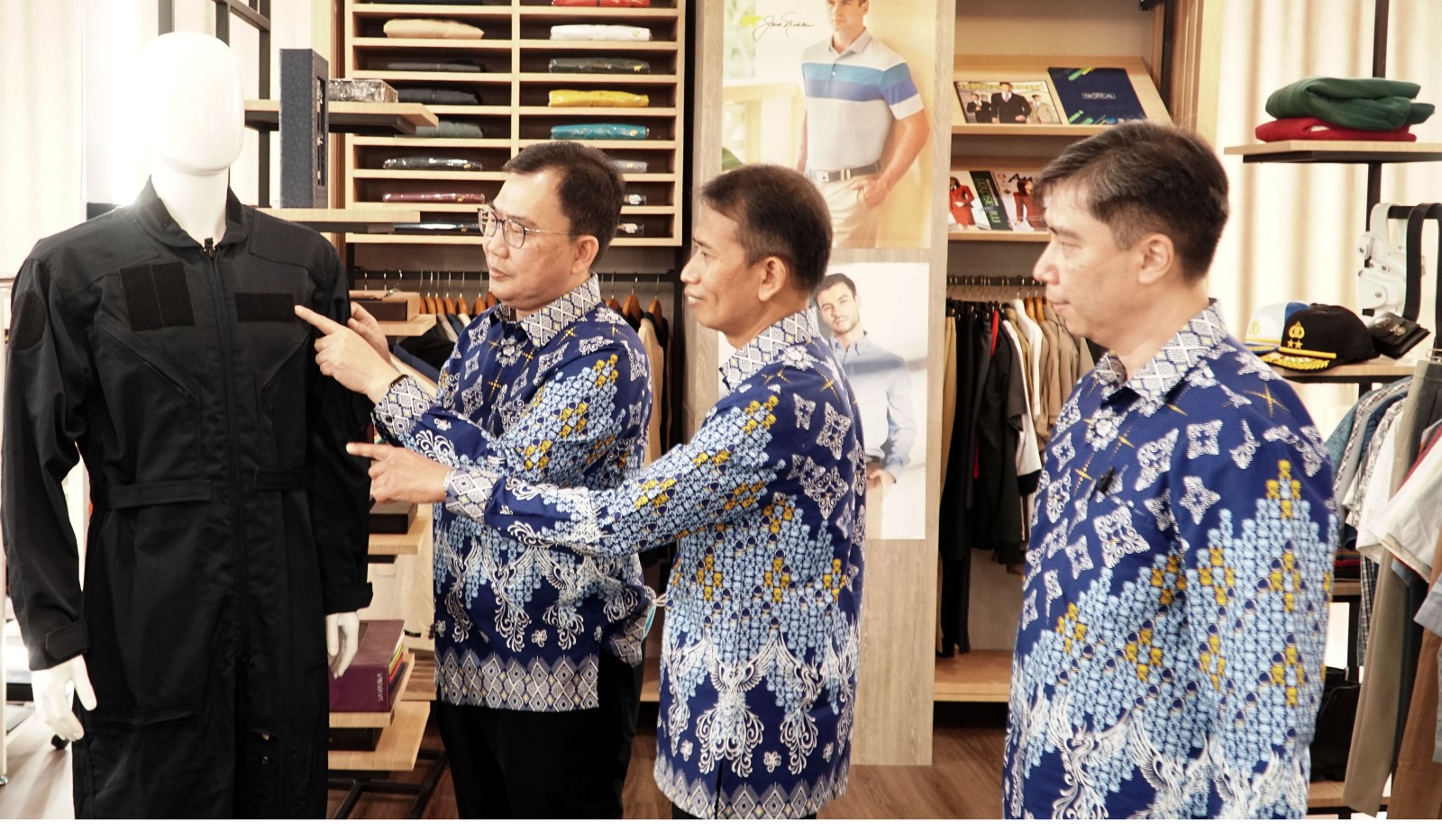 Kiri kanan: Karsongno Wongso Djaja (Direktur Utama BELL), Wagiyono (Direktur), dan Heru Jatmiko Harrianto (Direktur). dol. ist. Terus Jual 100 Persen Produk Lokal, BELL Melihat Prospek Peningkatan Penjualan di 2023