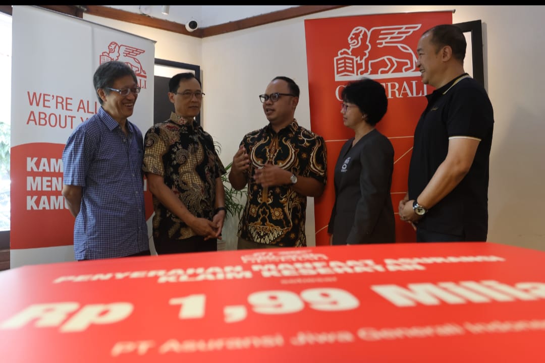 Head of Corporate Commmunication PT Asuransi Jiwa Generali Indonesia Windra Krismansyah (tengah) didampingi financial advisor Meike Theodoree (kedua kanan), Juliono (kanan) secara simbolis menyerahankan klaim kesehatan sebesar Rp1,99 Miliar kepada nasabah Willy (kedua kiri), yang didampingi oleh pihak keluarga di Bandung, Jawa Barat, Senin (17/4/2023). dok. ist. Deliver on The Promise, Generali Indonesia Bayar Klaim Rp273 Miliar pada Kuartal I – 2023