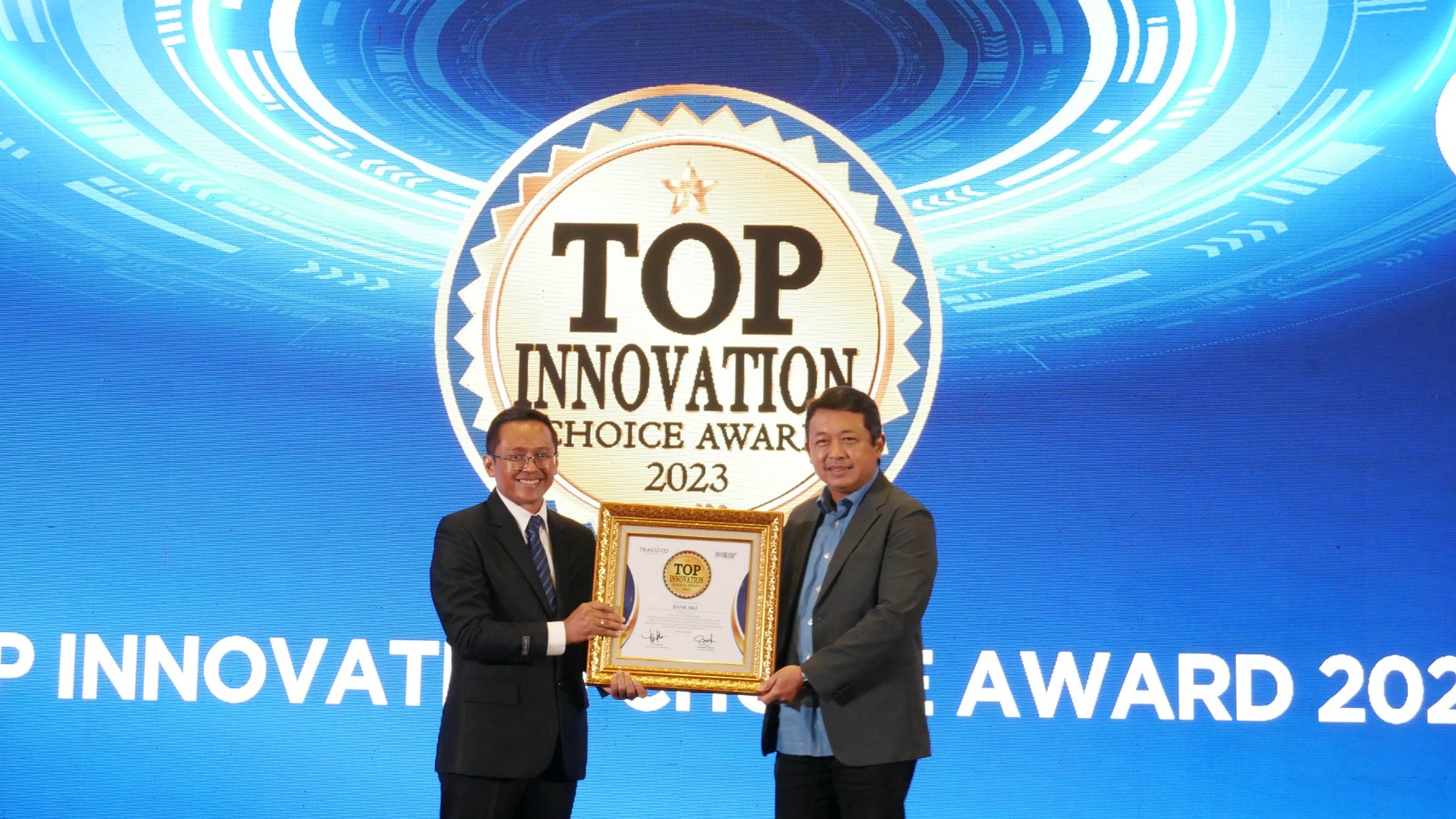Direktur Teknologi & Operasional Bank DKI, Amirul Wicaksono menerima penghargaan dari Infobrand dan Tras N Co Indonesia sebagai Top Innovation Choice Award 2023 untuk Inovasi Cardless Cash Withdrawal. Top Innovation Choice Award 2023, Inovasi Tarik Tunai Tanpa Kartu JakOne Mobile Bank DKI