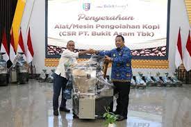 Direktur SDM PTBA Suherman menyerahkan langsung mesin sangrai dan grinder kopi buatan UKM lokal tersebut kepada Gubernur Lampung Arinal Djunaidi pada Kamis (13/4/2023). dok. Pemprov Lampung. Dorong Peningkatan Kualitas Kopi Lampung, PTBA Serahkan Bantuan Mesin Pengolah
