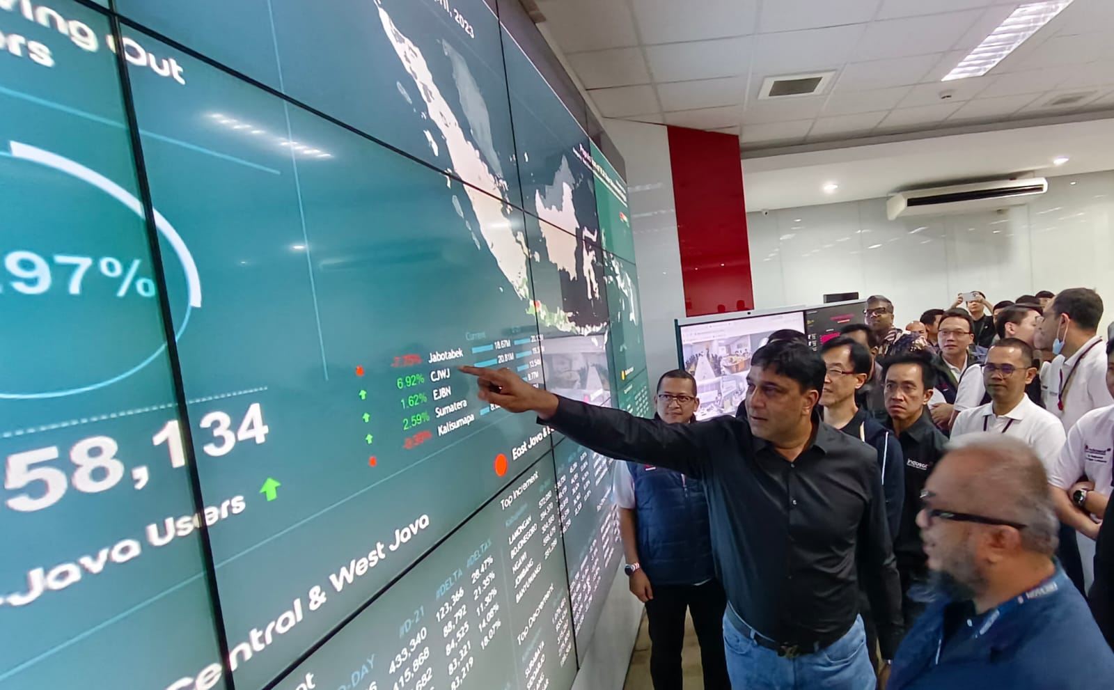 President Director & CEO Indosat Ooredoo Hutchison (Indosat) Vikram Sinha (ketiga dari kiri) dan Chief Technology Officer Indosat Ooredoo Hutchison Desmond Cheung (kedua dari kiri), Kamis (20/4/2023), memantau kapasitas jaringan dan trafik pelanggan menjelang lebaran di Indosat Command Center. Indosat Hadirkan Jangkauan Jaringan Terintegrasi Lebih Luas di Momen Mudik Lebaran 2023