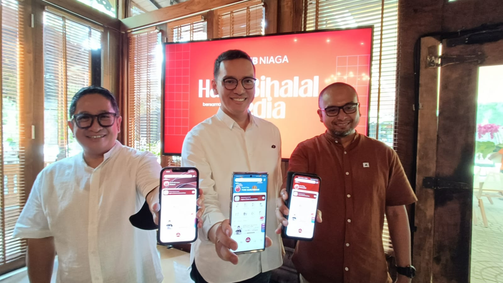 Head of Marketing, Brand and Customer Experience CIMB Niaga Toni Darusman (tengah) bersama Corporate Communications Head Hery Kurniawan (kiri) dan Strategic Marketing Channel, Analytics & Budget Head Aswin Widyastama (kanan) menunjukkan digital banking app OCTO Mobile versi terbaru di sela Halal Bihalal CIMB Niaga dengan Media di Jakarta, Senin (8/5/2023). dok. ist. Kuartal I 2023, CIMB Niaga Optimalkan Transaksi Digital
