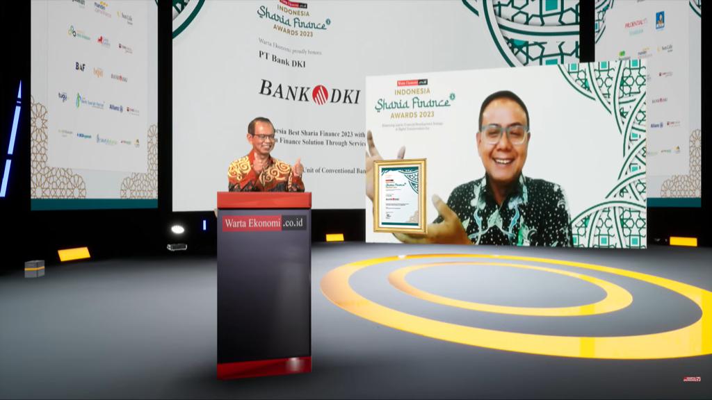 Direktur Keuangan & Strategi Bank DKI, Romy Wijayanto (kanan) menerima penghargaan dari Warta Ekonomi sebagai “Indonesia Best Sharia Finance 2023 with Outstanding Provision of Sharia Finance Solution Through Services Digitalization, (Category: Sharia Business Unit of Conventional Bank)” yang diserahkan oleh CEO & Chief Editor Warta Ekonomi, Muhamad Ihsan (kiri), pada gelaran Indonesia Sharia Awards 2023 yang dilaksanakan pada Rabu (10/5/2023). dok. ist. Indonesia Sharia Award, Bank DKI Raih Indonesia Best Sharia Finance 2023
