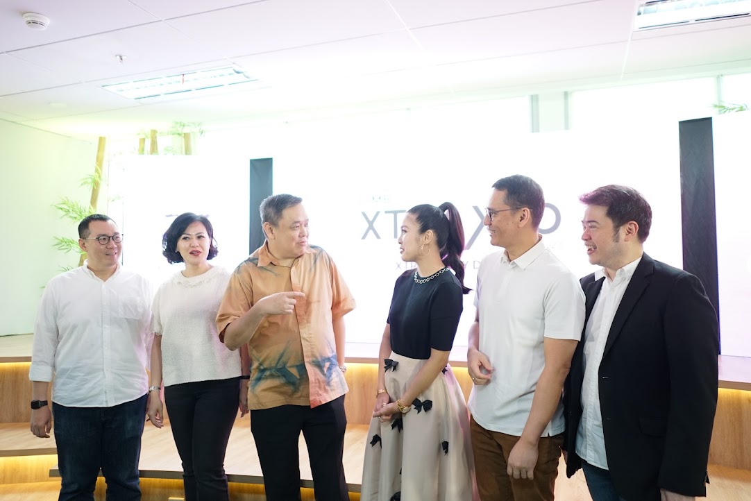 Direktur Consumer Banking CIMB Niaga Noviady Wahyudi (ketiga kiri) berbincang bersama Nasabah CIMB Niaga Sandra Dewi (ketiga kanan), Head of Marketing, Brand and Customer Experience Toni Darusman (kedua kanan), Head of Preferred, Wealth and Insurance Business Ariteguh Arief (kanan), Head of Consumer Strategy & Partners Development Wijaya Handoyo Jo (kiri), dan Consumer Banking & Affluent Marketing Communication Head Deffy Lisa Hardjono (kedua kiri) saat Press Conference CIMB Niaga XTRA XPO 2023 di Jakarta, Jumat (12/5/2023). dok. ist. CIMB Niaga Akan Gelar XTRA XPO Serentak di Jakarta, Surabaya, dan Medan