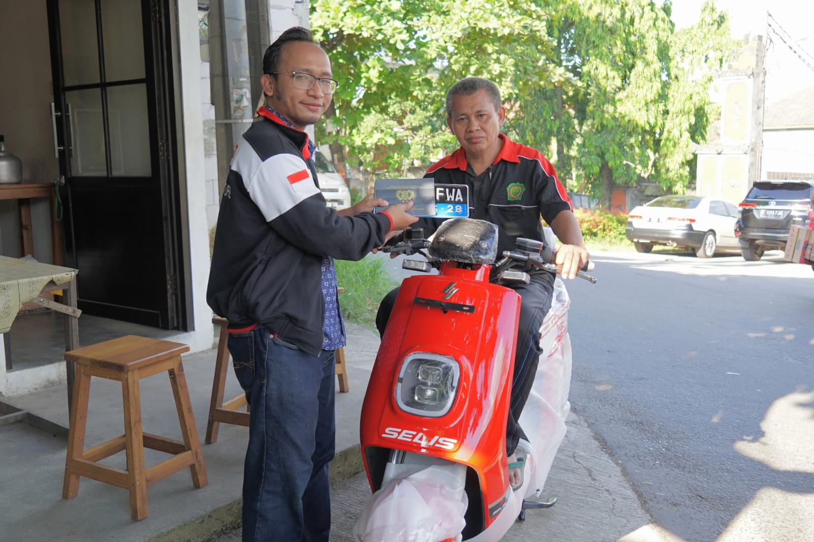 Kiri ke kanan: Houtsma Simon dan Bapak Nureman penerima subsidi pemerintah untuk pembelian kendaraan motor listrik selis Perdana! Ini Dia Nureman Penerima Bantuan Pemerintah Untuk Motor Listrik Merek Selis