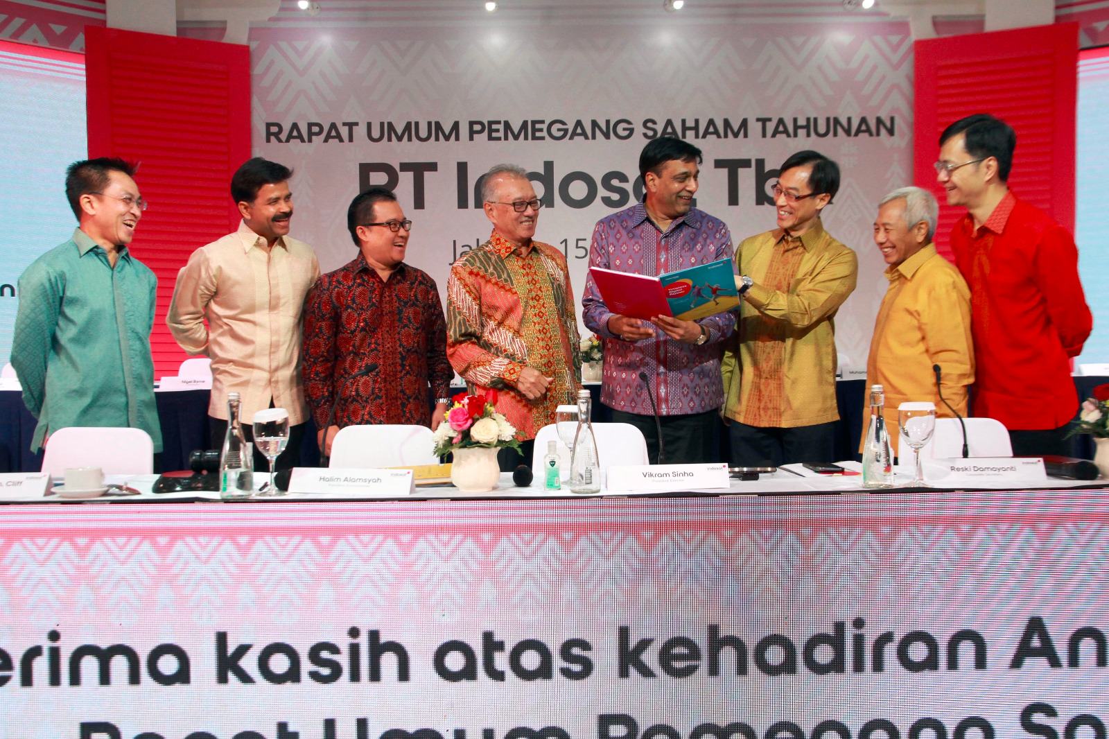 (ki-ka) Direktur Irsyad Sahroni, Direktur Ritesh Singh, Direktur Ahmad Zulfikar, Direktur Utama Vikram Sinha, Direktur Desmond Cheung, Direktur Muhammad Buldansyah dan Direktur Nicky Lee Chi Hung saat RUPST PT Indosat Tbk, di Jakarta, Senin (15/5/2023). RUPST Indosat Setujui Bagikan Dividen Rp255,7 Per Saham, Setara Rp2,06 Triliun
