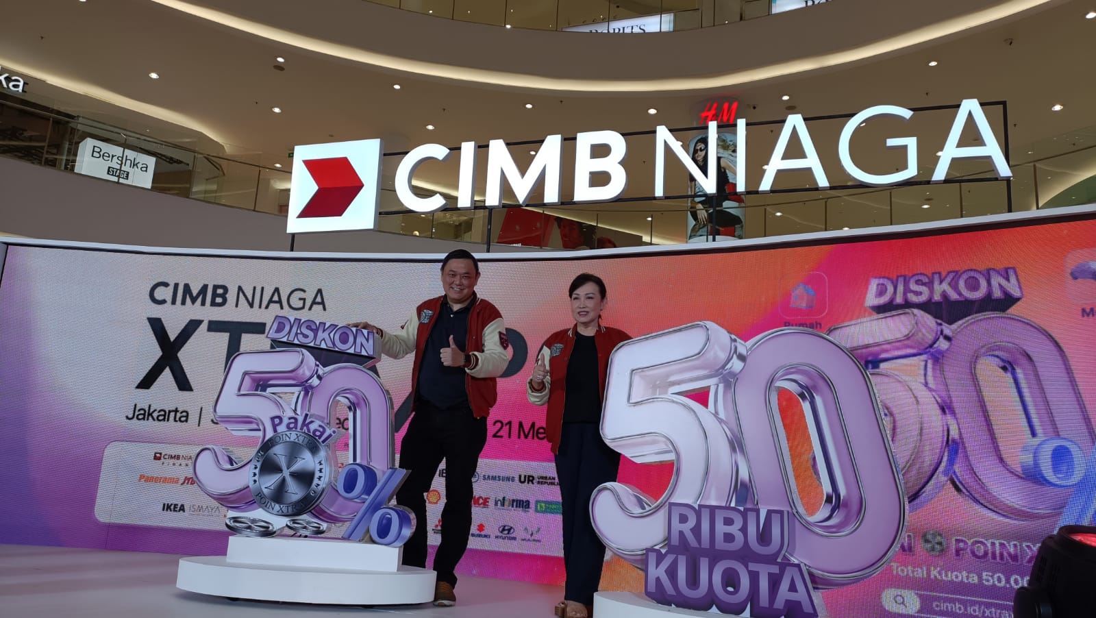 Presiden Direktur CIMB Niaga Lani Darmawan (kanan) bersama Direktur Consumer Banking CIMB Niaga Noviady Wahyudi (kiri) membuka secara resmi CIMB Niaga XTRA XPO 2023 di Senayan City, Jakarta, Jumat (19/5/2023). dok. ist. CIMB Niaga XTRA XPO 2023 Resmi Dibuka, Serentak di Jakarta, Surabaya dan Medan