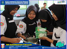 Siswa SMK Muhammadiyah Tumijajar Unjuk Kebolehan, Piawai Olah Kopi Robusta LokalĀ